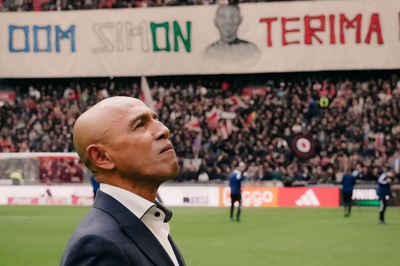KETURUNAN INDONESIA: Fans Ajax membentangkan banner terima kasih kepada Simon Tahamata, legenda keturunan Maluku, Indonesia. (ANTARA)