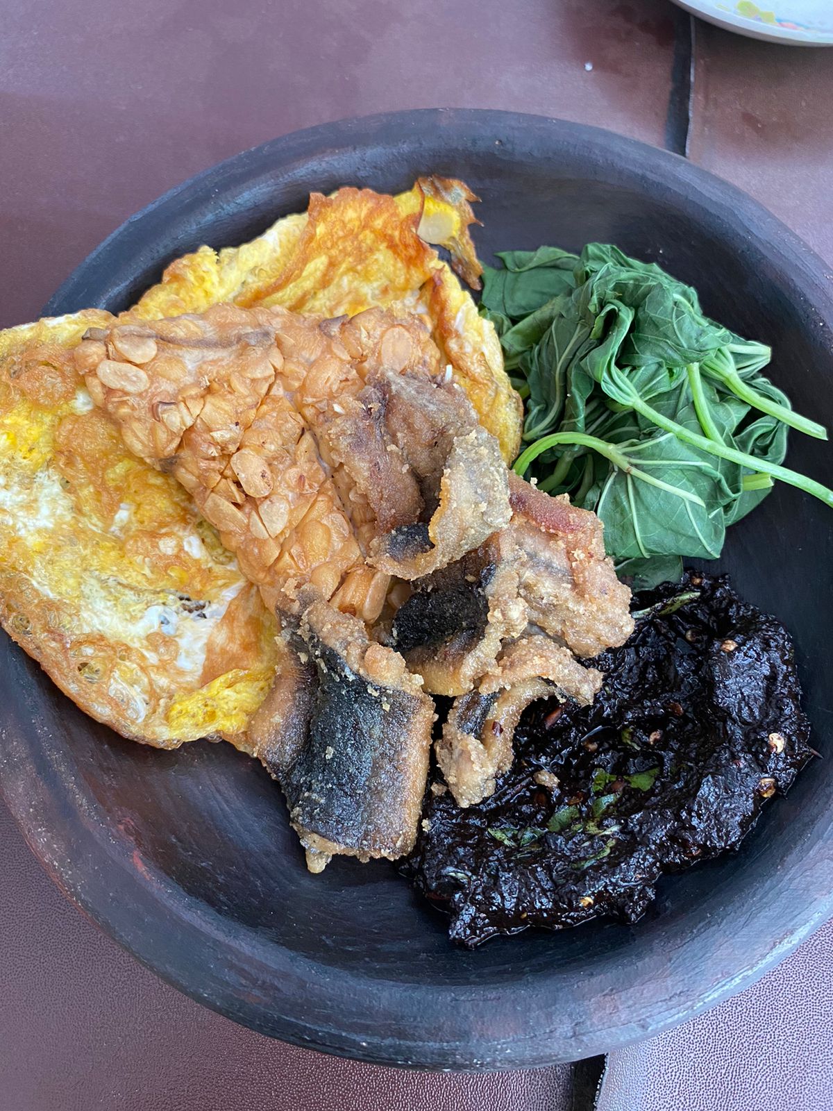 MAK NYUS: Belut goreng sambal kluwak yang viral di Sirapan, Madiun. (DIAN RAHAYU/RADAR MADIUN)