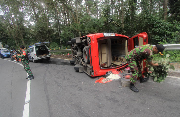 RUSAK PARAH: Minibus Isuzu Elf yang mengangkut belasan penumpang dari Tuban terguling di tikungan atas LGF, Minggu (3/3) siang.