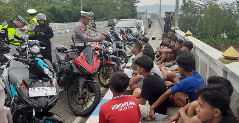 LANGGAR LALIN: Belasan pembalap liar diamankan petugas Polres Pacitan beberapa waktu lalu. (DOKUMEN RADAR PACITAN)