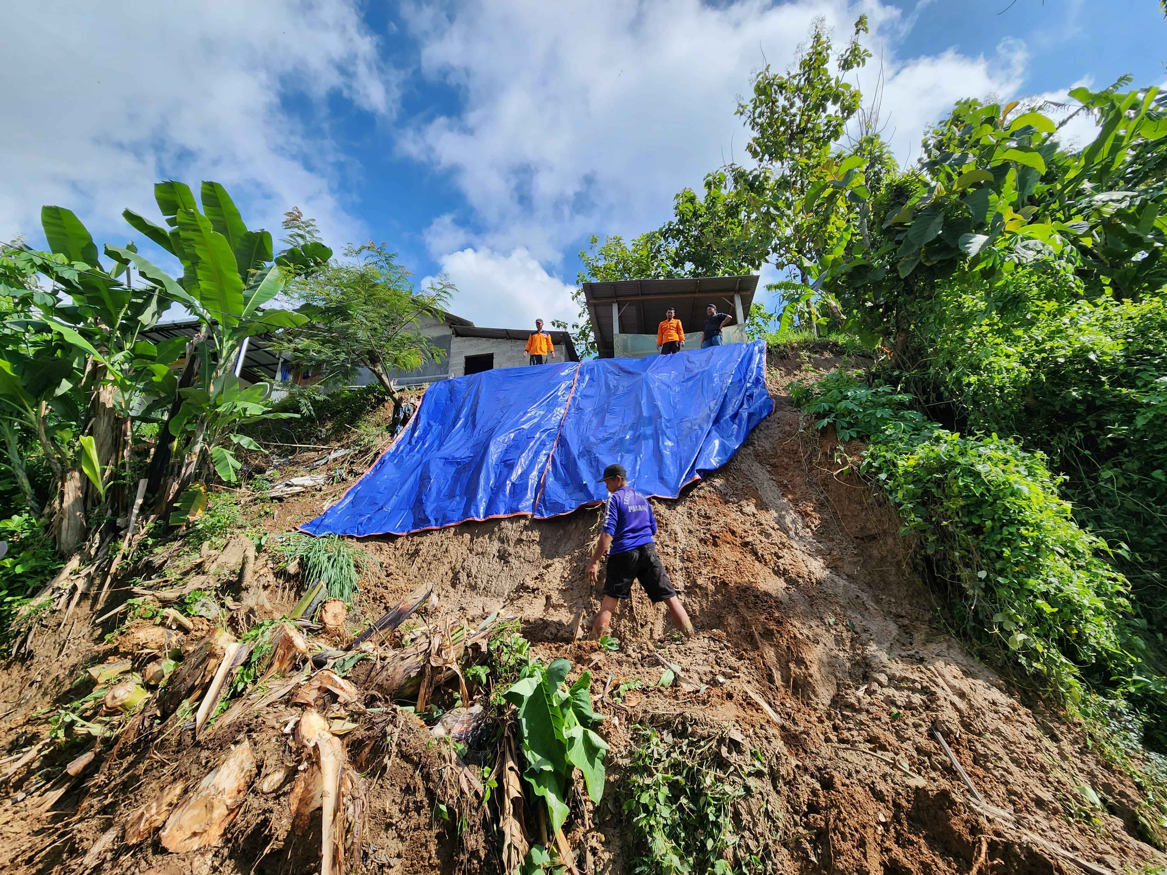 KERJA BAKTI: Lintas elemen masyarakat kerja bakti membersihkan material longsor, Senin (4/3).