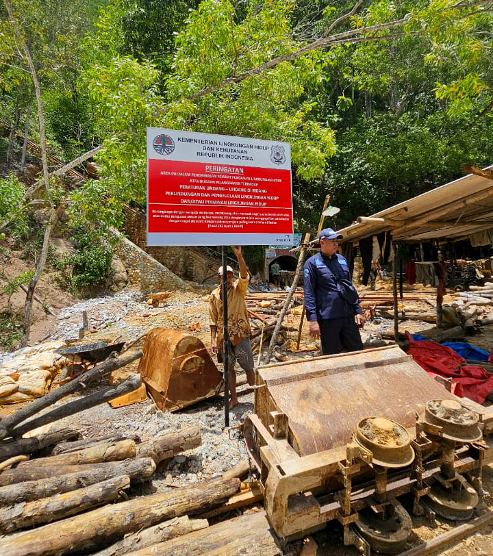 BERMASALAH: Pejabat Pengawas Lingkungan Hidup (PPLH) Gakkum Kemen LHK memasang papan peringatan di lokasi tambang PT GLI Pacitan.&nbsp;(NUR CAHYONO/RADAR PACITAN)