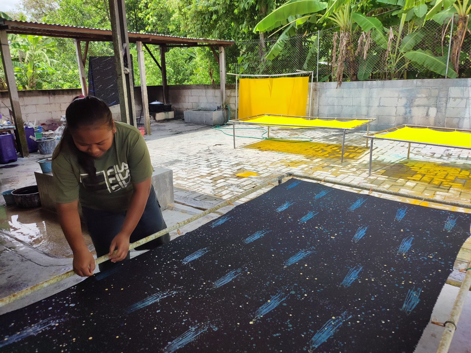 BERDAYA: Sejumlah penyandang disabilitas Desa Simbatan saat melakukan proses pembuatan batik ciprat. (ISTIMEWA)
