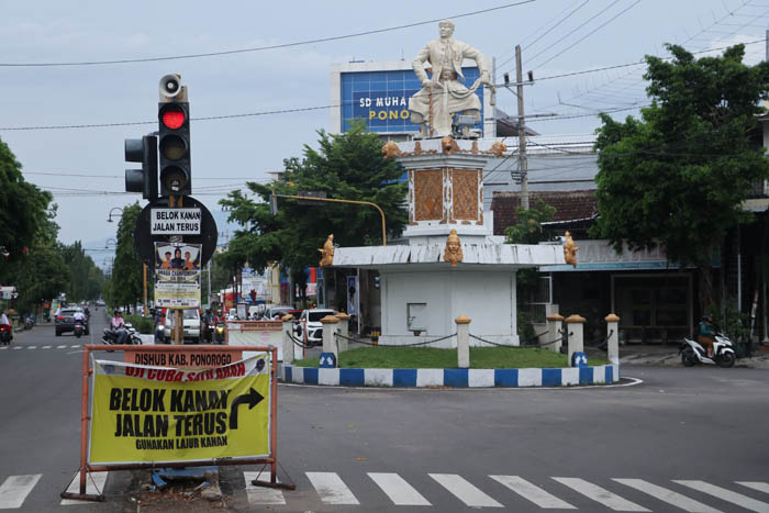 RAMAI LANCAR : Volume kendaraan mengarah ke Jalan Sultan Agung meningkat saat jam sibuk selama uji coba one way.