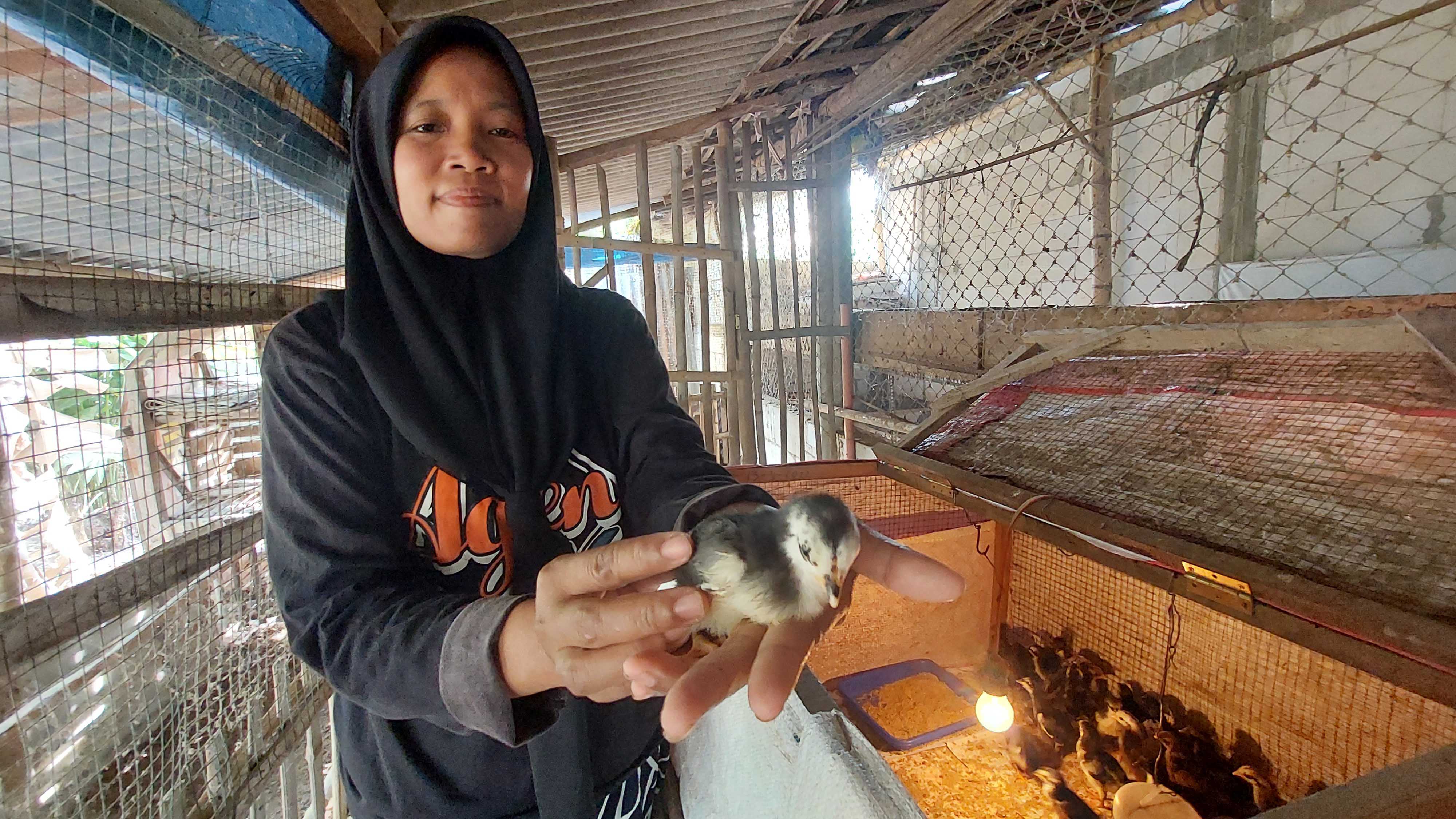 ORGANIK: Astutik menunjukkan telur dan doc ayam KUB hasil ternak pakai pakan organik. (DIAN RAHAYU/RADAR MADIUN)