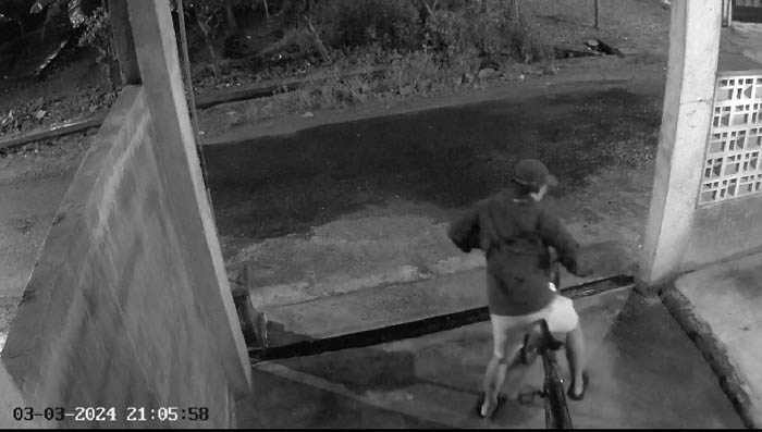 CAPTURE: Sosok pencuri sepeda tertangkap kamera tengah menggondol sepeda milik Tri Sumawan, warga Kelurahan Kertosari, Babadan pukul 22.30 Minggu (3/3).