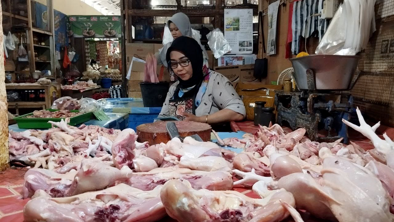 JELANG RAMADAN: Harga ayam potong di Pasar Arjowinangun, Pacitan, naik drastis dari sebelumnya Rp 35 ribu menjadi Rp 45 ribu per kilogram.&nbsp;(NUR CAHYONO/RADAR PACITAN)