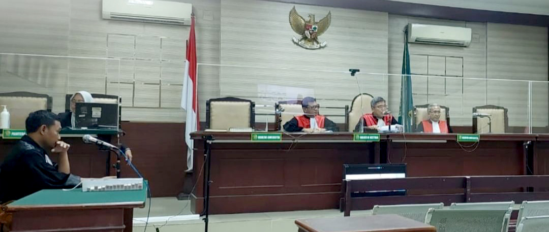 RASUAH: Sidang perdana kasus korupsi APBDes Bodag 2022 di PN Tipikor Surabaya, Rabu (6/3).&nbsp;(KEJARI PACITAN)