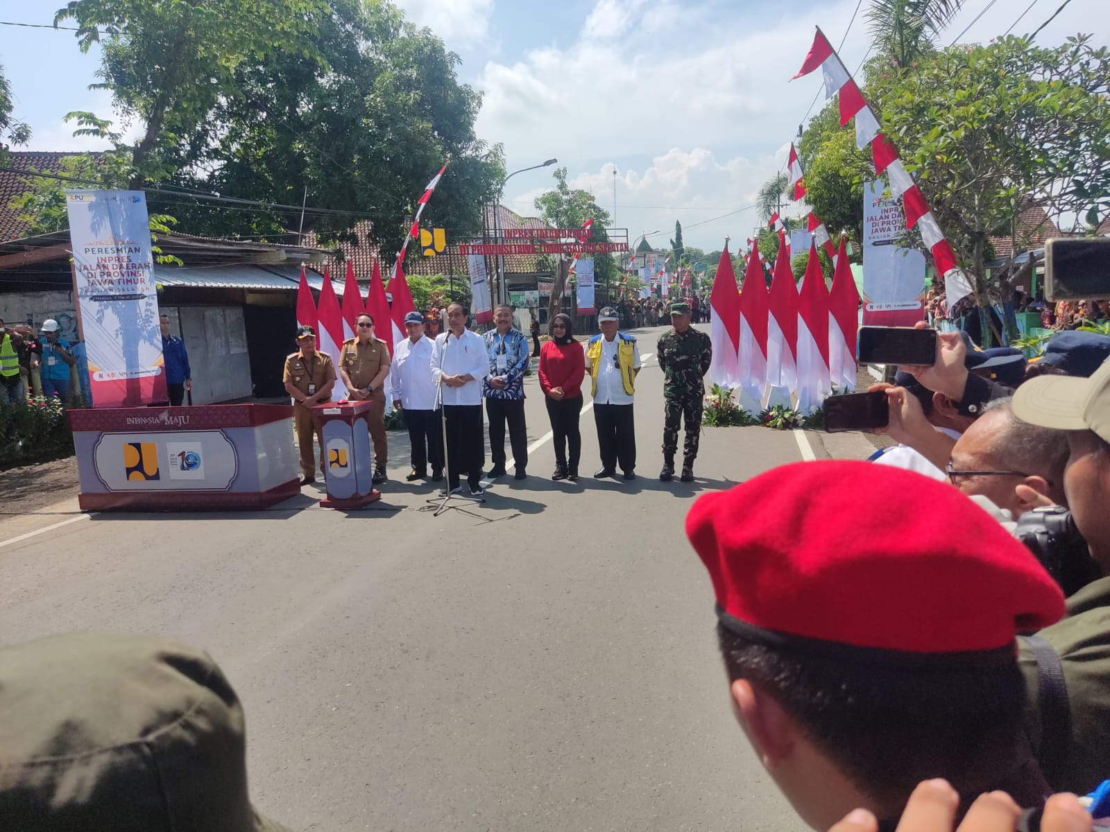 REHAB JALAN: Presiden Joko Widodo didampingi Menteri PUPR Basuki Hadimuljono, Menhan Prabowo Subianto, dan para pejabat, saat peresmian program IJD di Madiun, Jumat (8/3). (LODITYA/RADAR MADIUN)