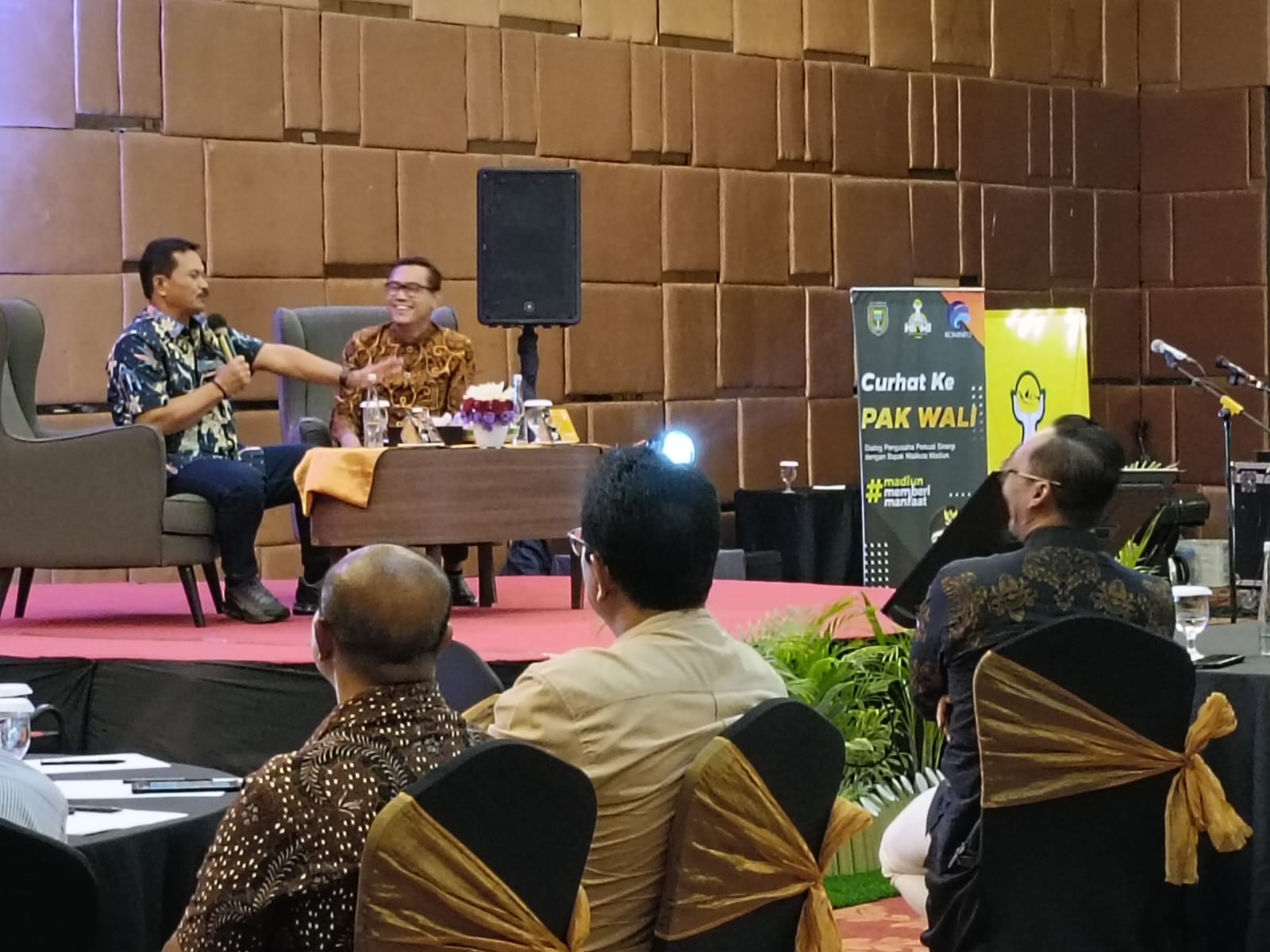 ASPIRASI: Wali Kota Madiun Maidi ketika mendengarkan curhatan para pengusaha muda yang tergabung dalam Hipmi pada Jumat (8/3) di Aston Hotel Madiun.