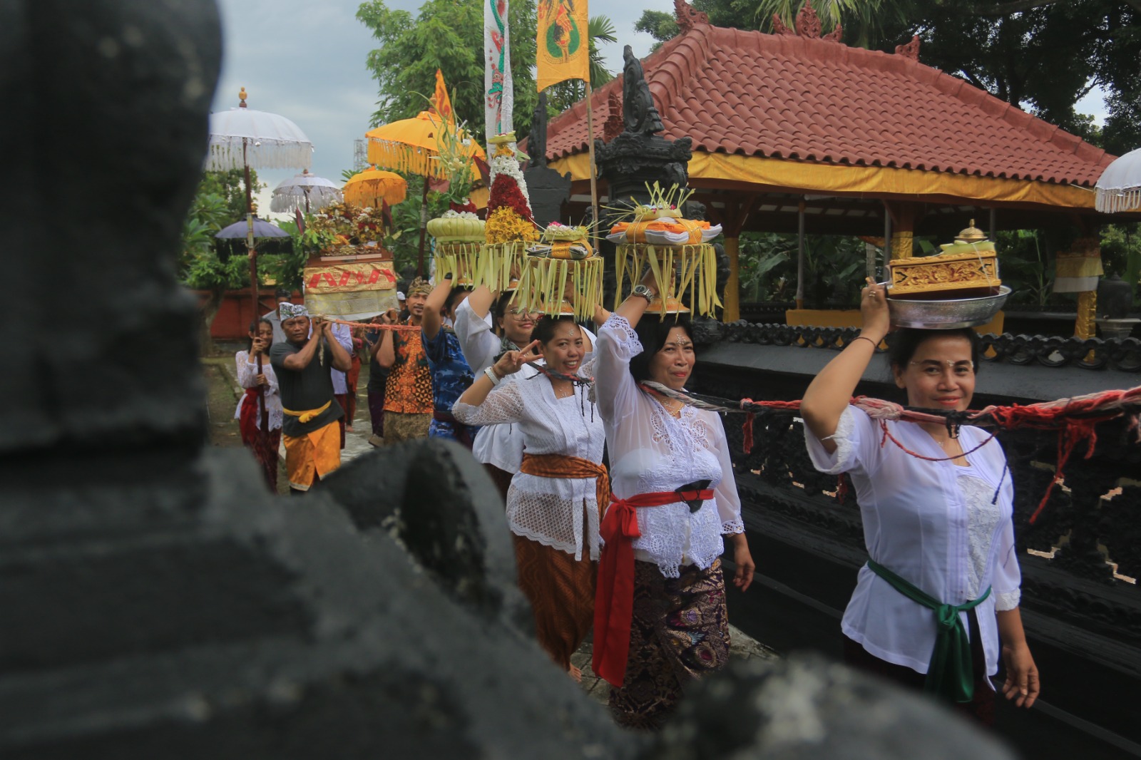 Para umat Hindu membawa buah-buahan dan sayuran untuk menjalani prosesi upacara Melasti di Pura Sanggha Bhuwana, Maospati, Magetan kemarin (8/3). (BAGAS BIMANTARA/RADAR MADIUN)