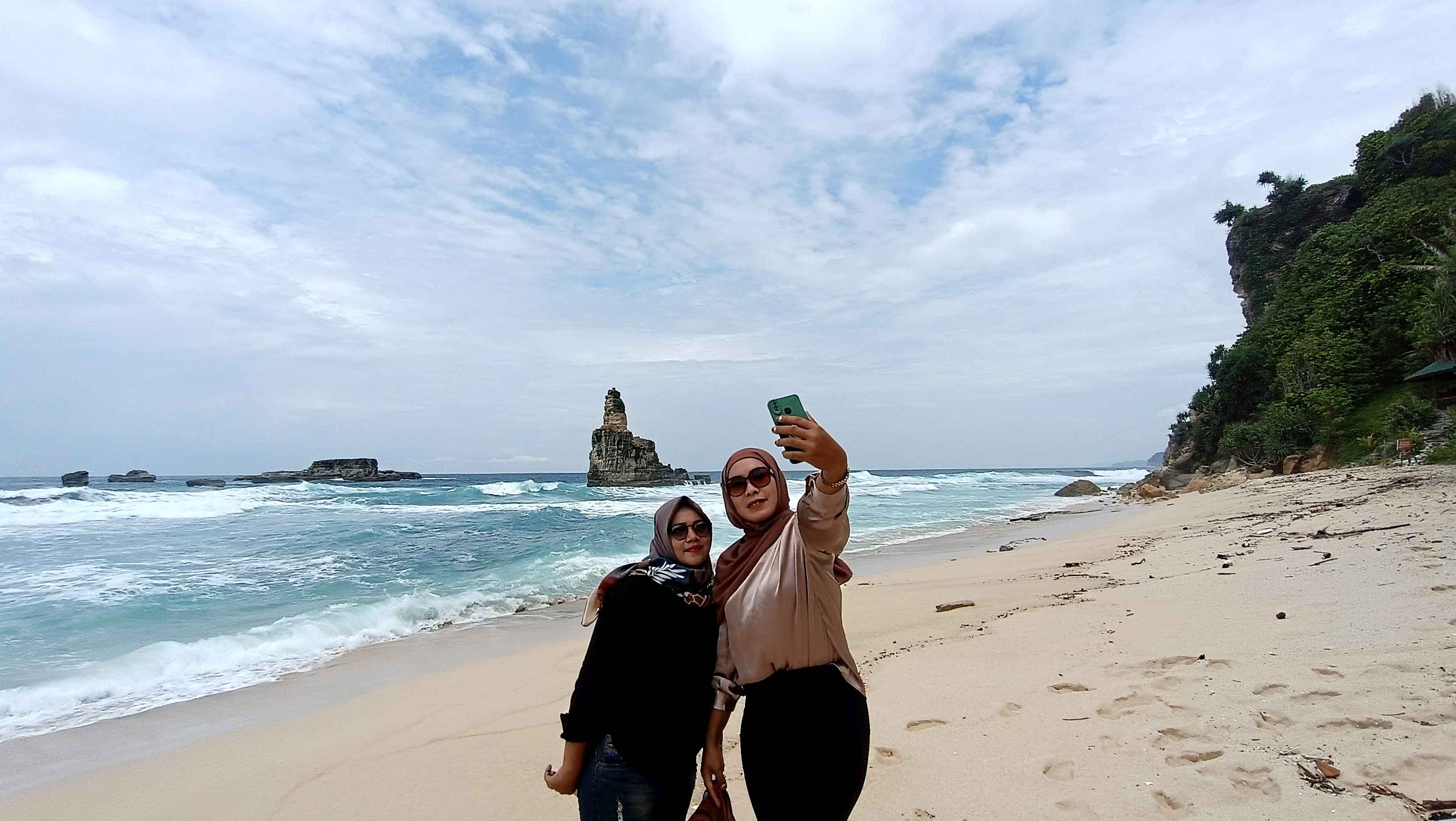 INDAH: Wisatawan berekreasi di Pantai Buyutan, Pacitan. (NUR CAHYONO/RADAR PACITAN)