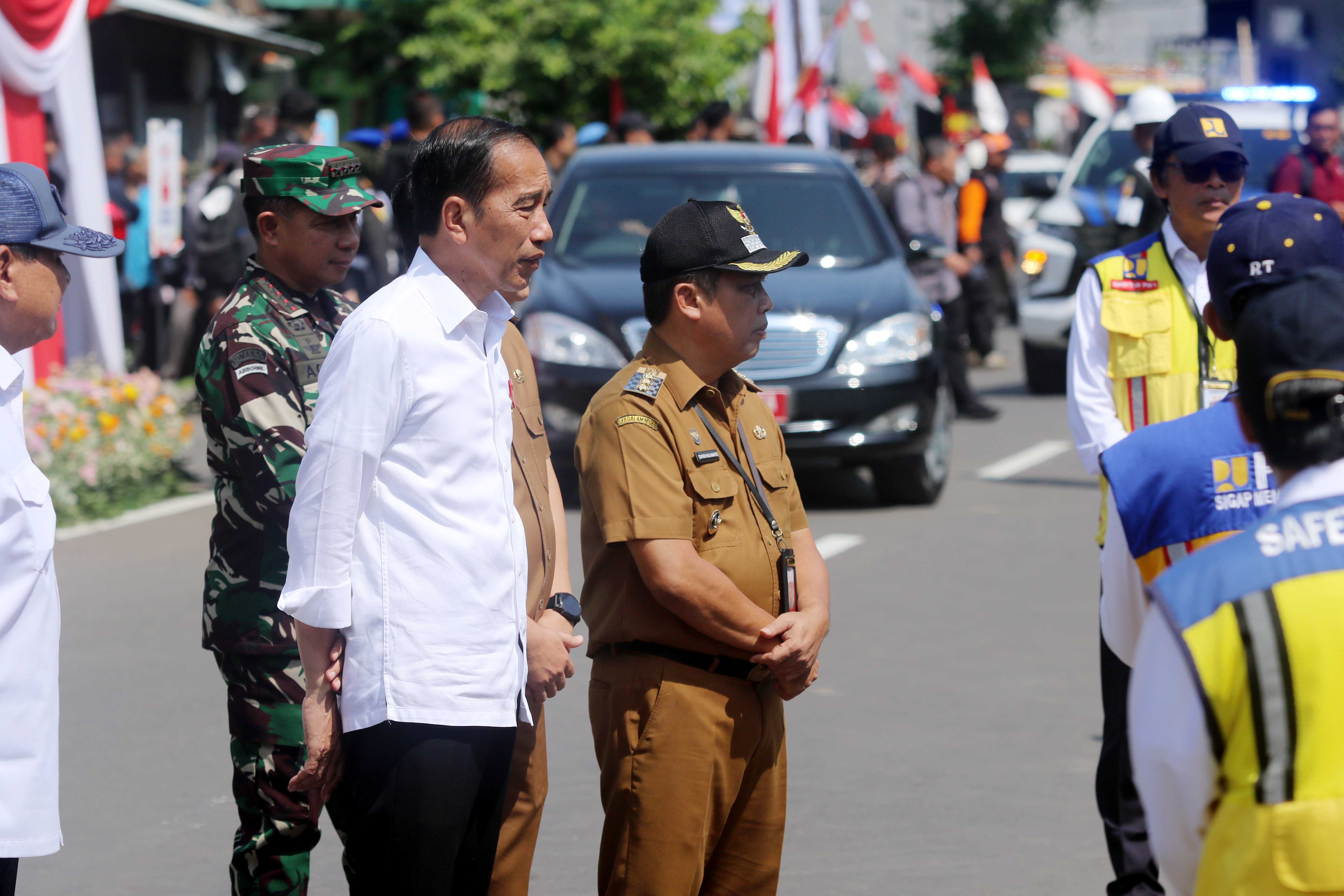 CEK: Presiden Joko Widodo didampingi Pj Bupati Madiun Tontro Pahlawanto meninjau Jalan Dungus-Batas Kota yang telah diperbaiki menggunakan program IJD. (R. BAGUS RAHADI/RADAR MADIUN)