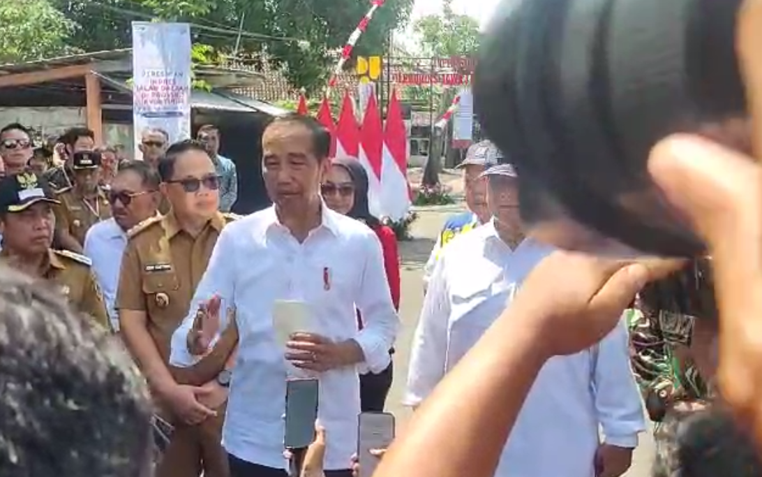 JELASKAN: Presiden Joko Widodo saat konferensi pers usai peresmian IJD di Madiun, Jumat (8/3). (LODITYA/RADAR MADIUN)