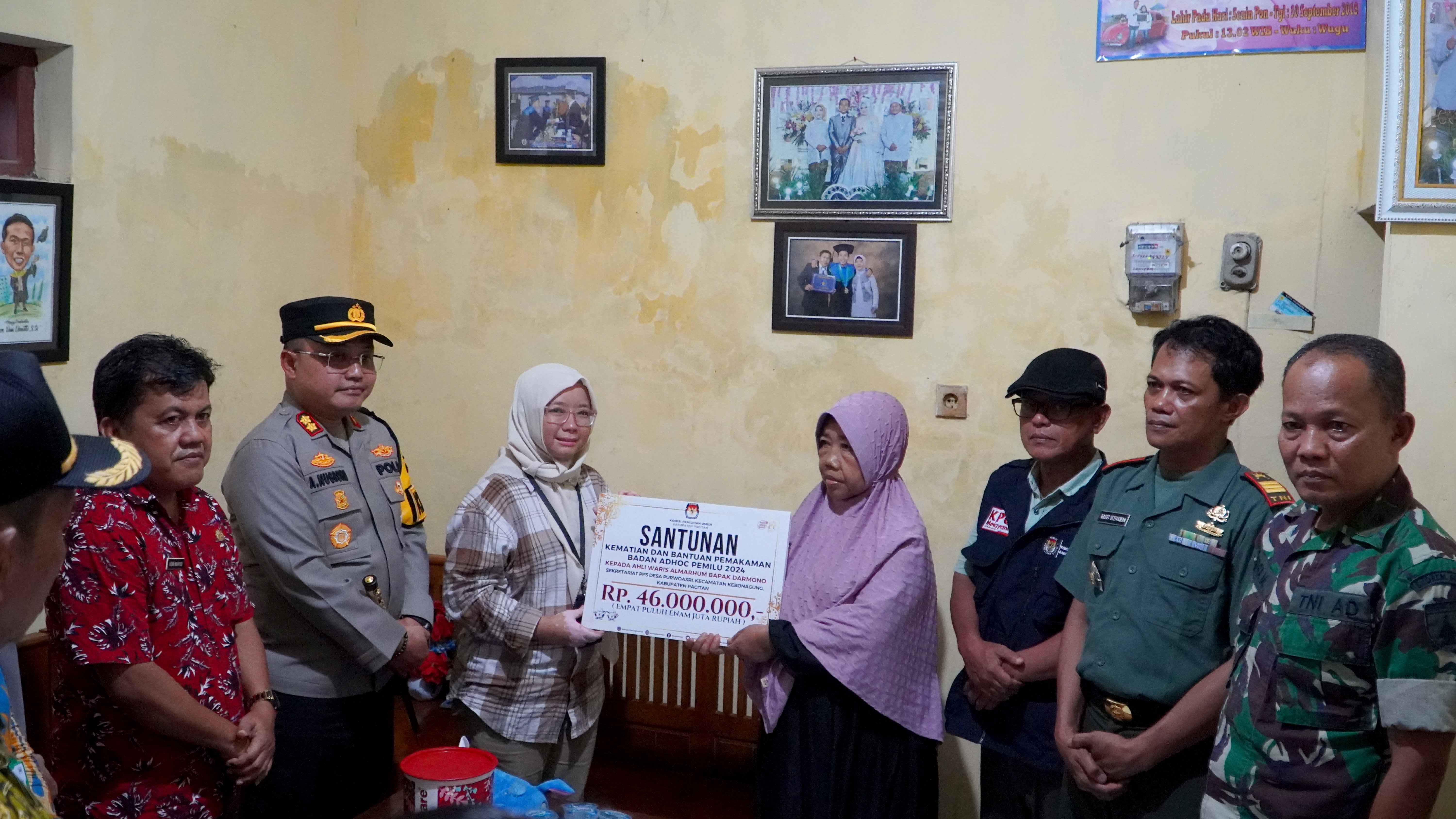 BERJASA: Ketua KPU Pacitan menyerahkan santunan kepada ahli waris anggota KPPS Pemilu 2024 yang meninggal dunia.&nbsp;(NUR CAHYONO/RADAR PACITAN)