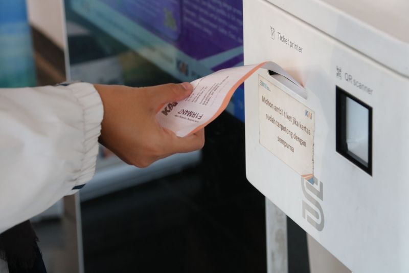 Ilustrasi calon penumpang mencetak tiket kereta api
