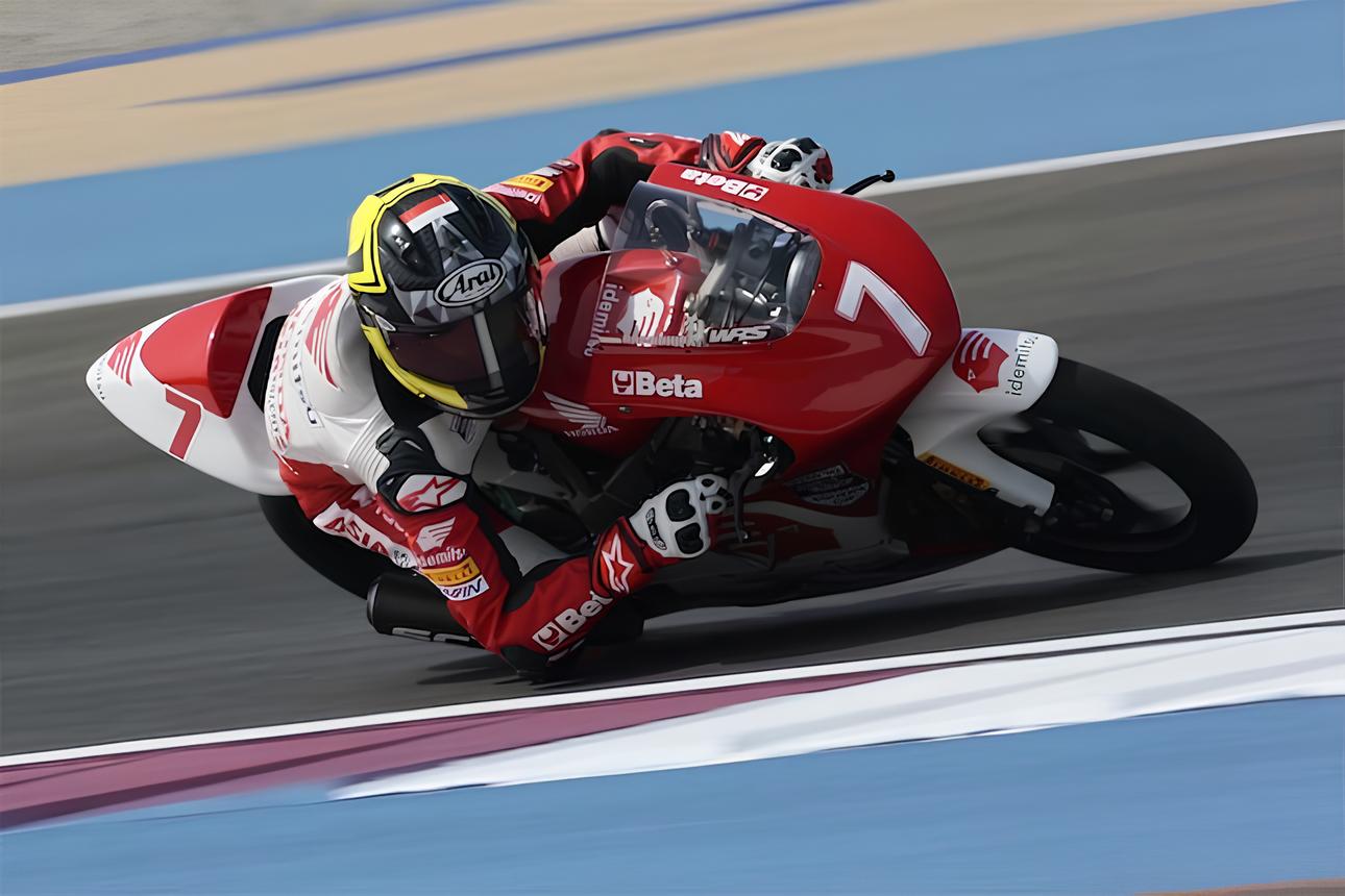 Kiandra Ramadhipa membalap dengan motor nomor 7.