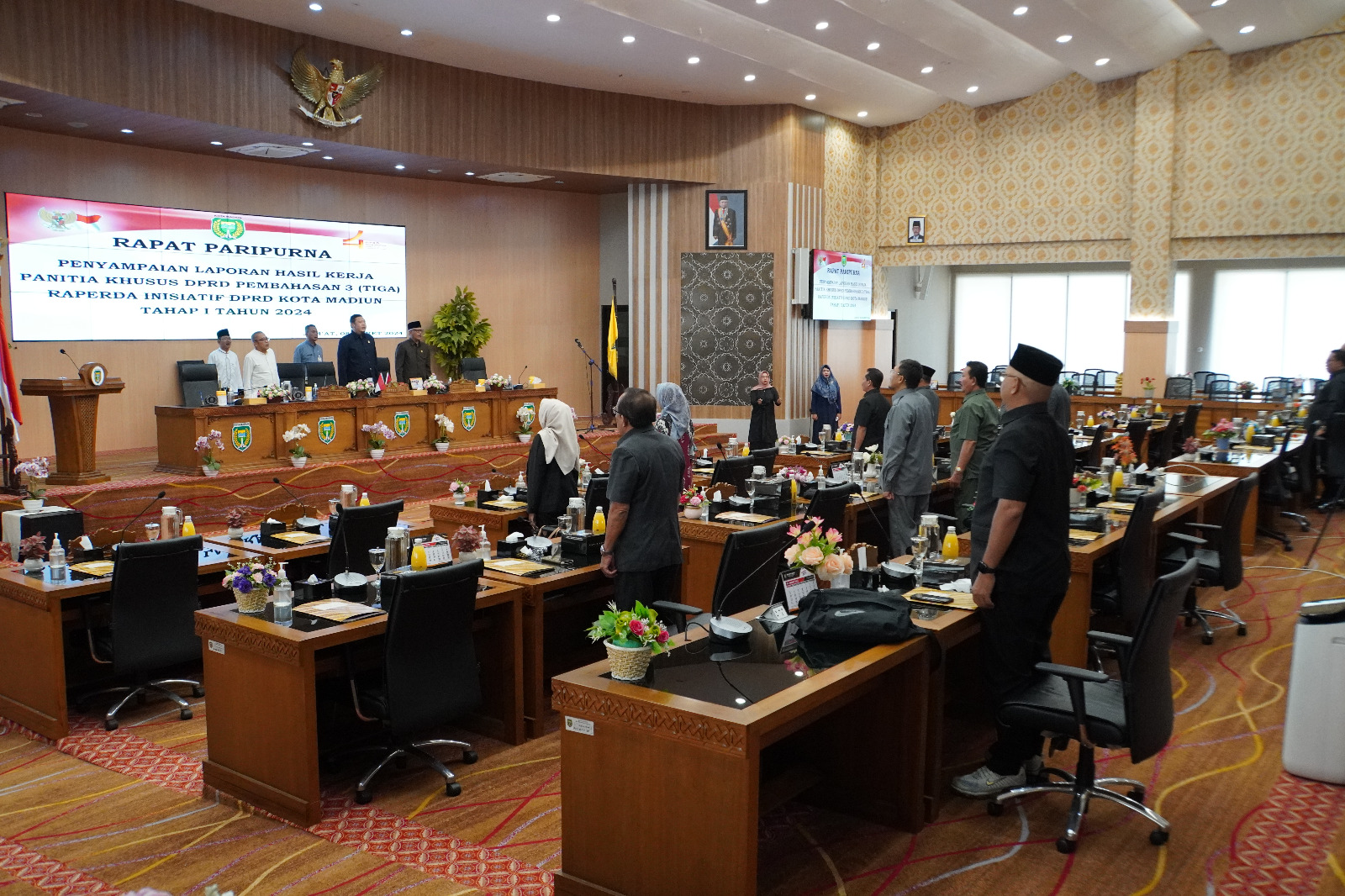 KUORUM: Para anggota DPRD Kota Madiun saat menggelar rapat paripurna laporan tim pansus atas tiga raperda inisiatif, Jumat (8/3) lalu. (SETWAN DPRD)