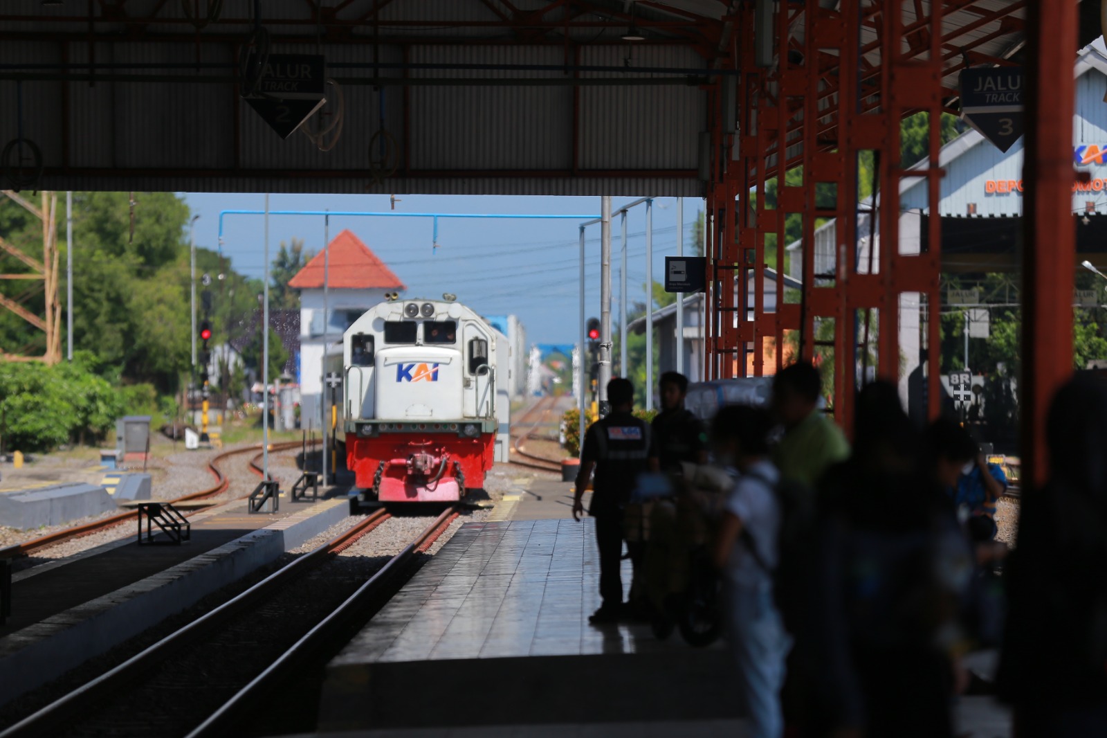 Ilustrasi kereta api melintas di Stasiun Madiun. (BAGAS BIMANTARA/RADAR MADIUN)