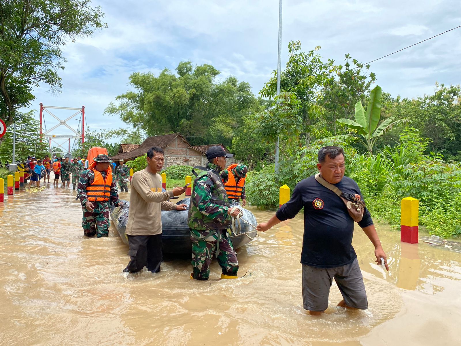 EVAKUASI: Belasan personel Denbekang V/1.B Madiun dikerahkan untuk bantu warga terdampak banjir di Balerejo. (ISTIMEWA)