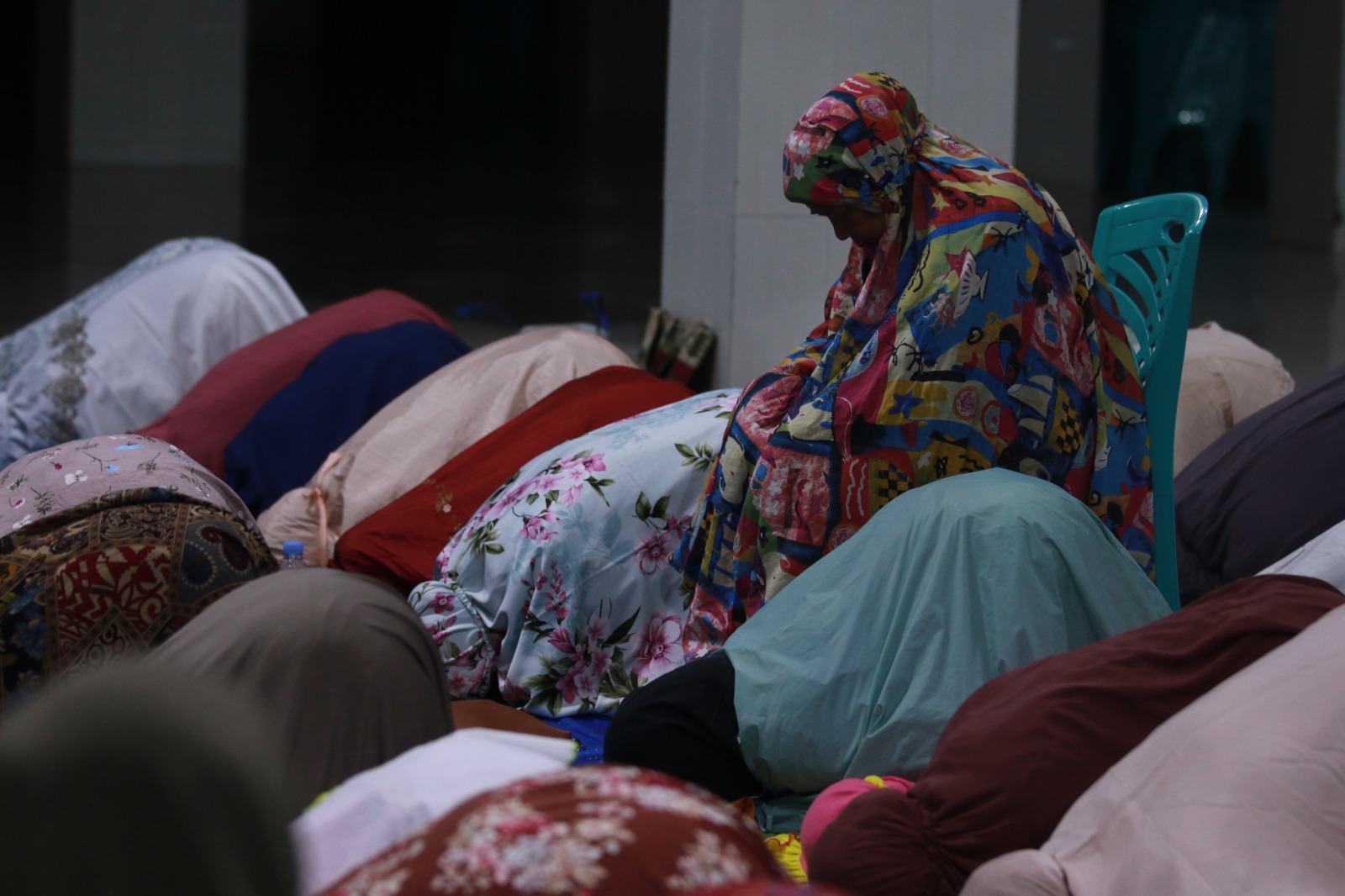 SAMBUT RAMADAN: Sebagian warga menunaikan ibadah salat tarawih di sejumlah masjid di Kota Madiun. FOTO: BAGAS BIMANTARA/RADAR MADIUN
