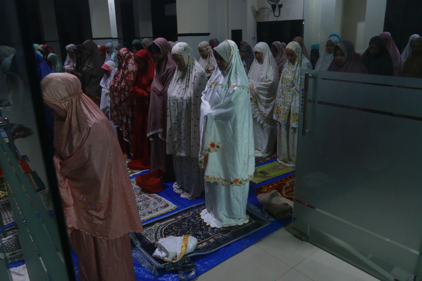 SAMBUT RAMADAN: Sebagian warga menunaikan ibadah salat tarawih di sejumlah masjid di Kota Madiun tadi malam (10/3).