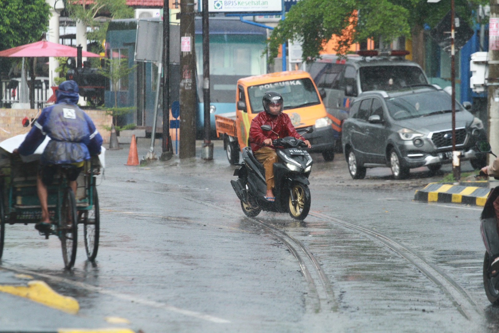 WASPADA: Berdasarkan prakiraan Stasiun Geofisika III BMKG Nganjuk, sepanjang bulan ini menjadi musim puncak penghujan di daerah Madiun Raya. (BAGAS BIMANTARA/JAWA POS RADAR MADIUN)