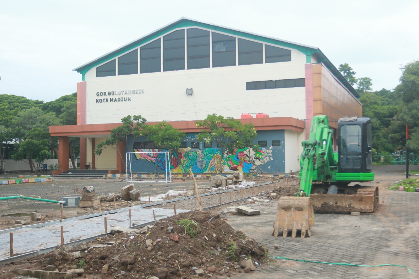 PROYEK FISIK: Pemkot Madiun membangun lintasan lari dan sepatu roda di kawasan GOR Wilis Madiun tahun ini. (BAGAS BIMANTARA/JAWA POS RADAR MADIUN)