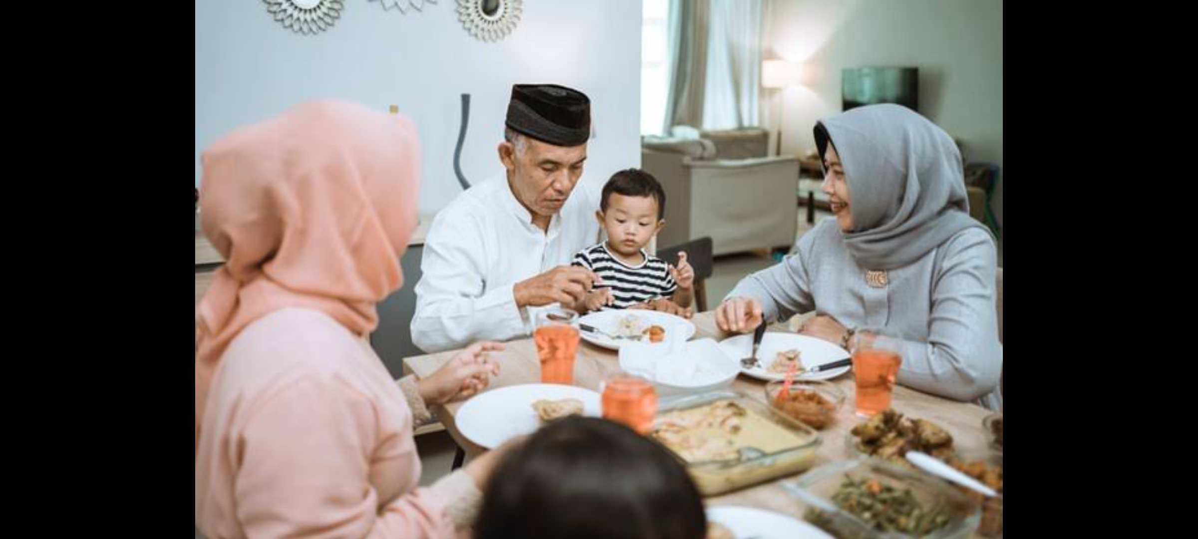 Ilustrasi keluarga berbuka puasa bersama. (FREEPIK)