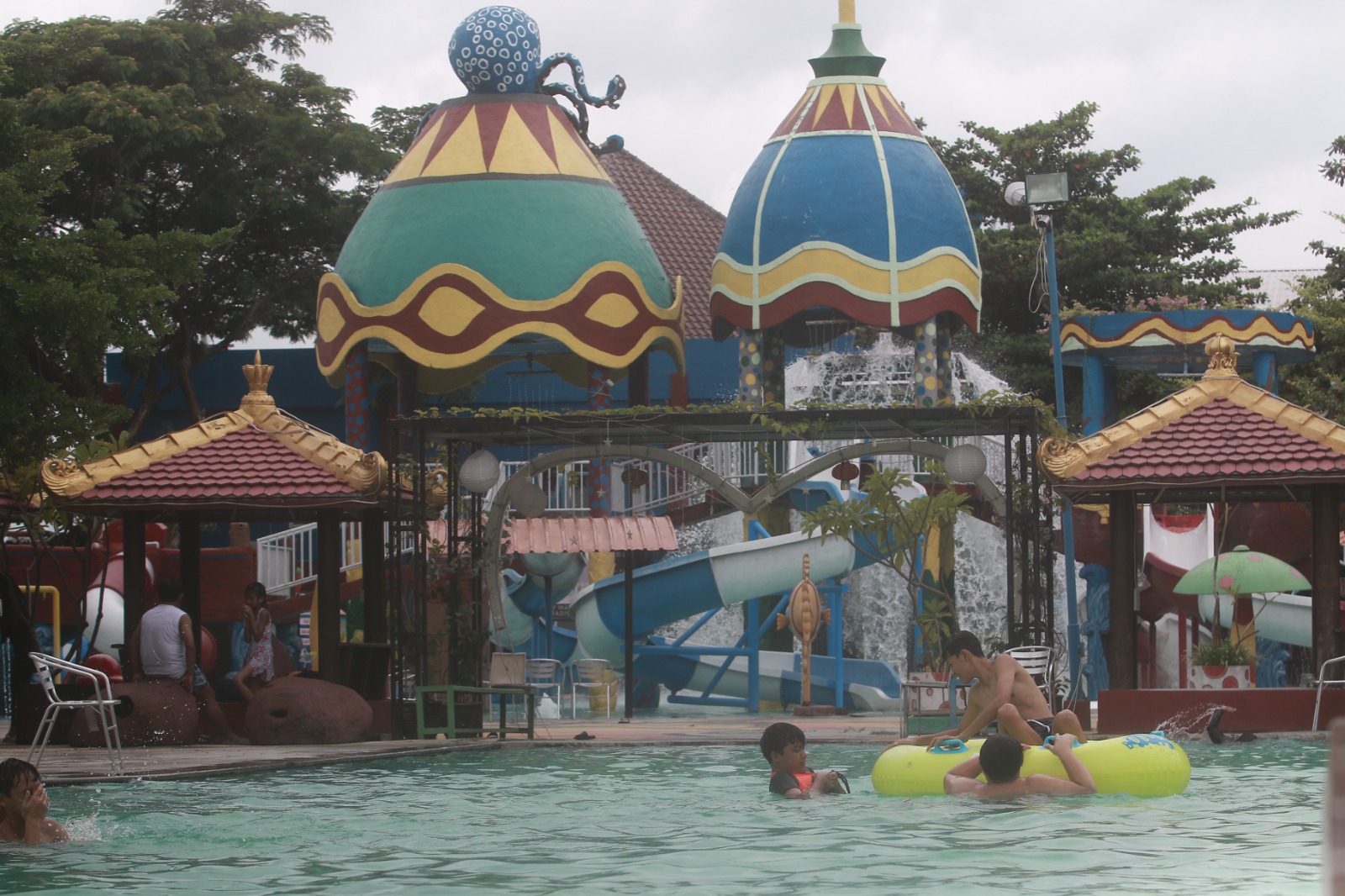 GRAFIK TURUN: Angka kunjungan Waterpark Suncity Madiun mengalami penurunan di momen liburan Nyepi dan menjelang Ramadan tahun ini. (BAGAS BIMANTARA/RADAR MADIUN)