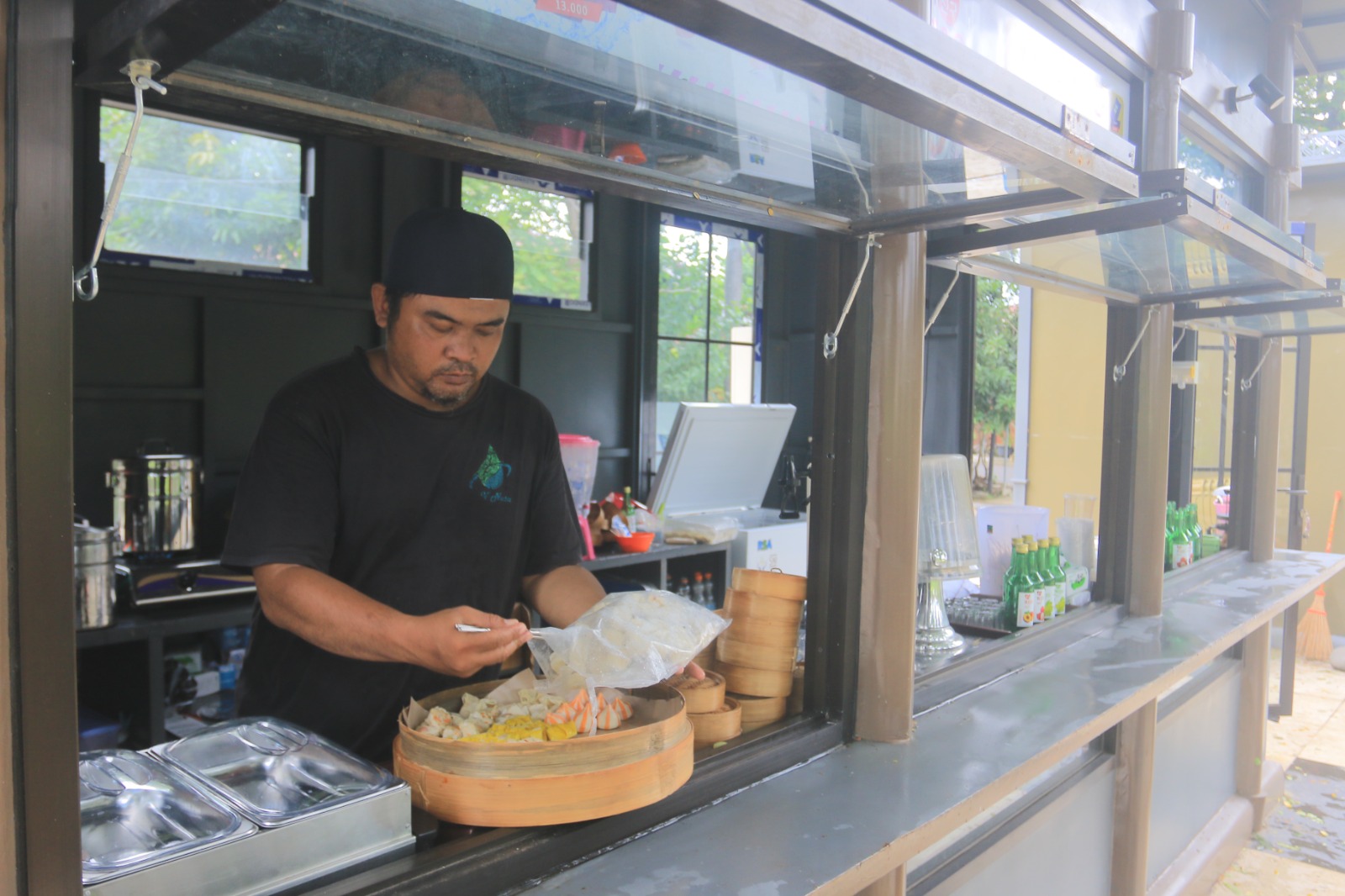 KULINERAN: Sebagian lapak kontainer di kawasan sentra kuliner Rimba Darma sudah mulai buka. (BAGAS BIMANTARA/JAWA POS RADAR MADIUN)