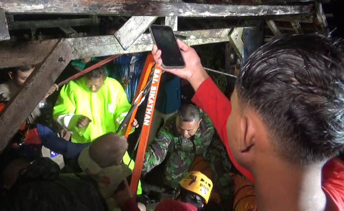 PETAKA: Tim SAR dibantu aparat TNI dan Polri berusaha mengevakuasi Panidjan dari sumur di area sawahnya.