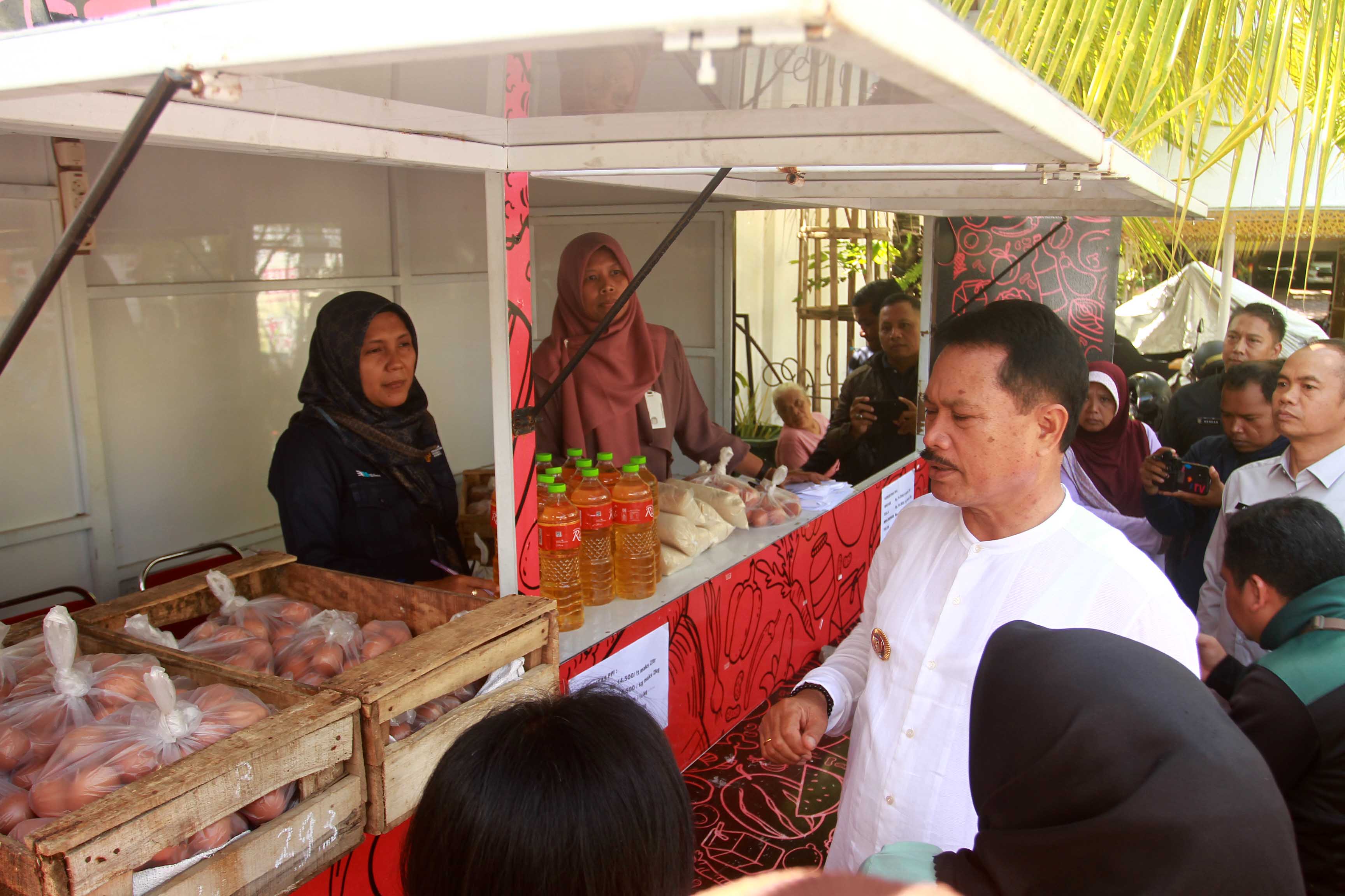 BAHAN POKOK: Wali Kota Madiun Maidi saat meninjau operasional Warung Tekan Inflasi di Jalan Merpati beberapa waktu lalu. (DISKOMINFO FOR JAWA POS RADAR MADIUN)