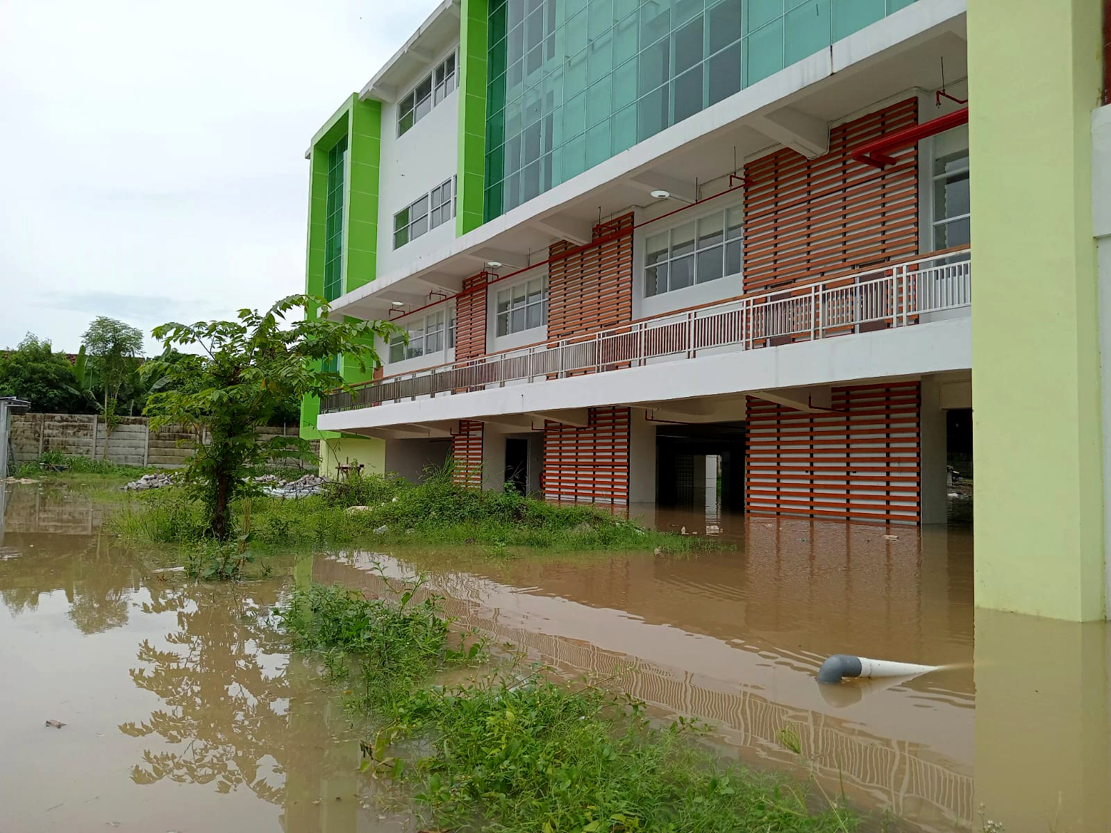 TERENDAM: Kondisi IBS RSUD dr Soeroto Ngawi saat kebanjiran hari Minggu (10/3) lalu.&nbsp;(ASEP SYAEFUL BACHRI/RADAR NGAWI)