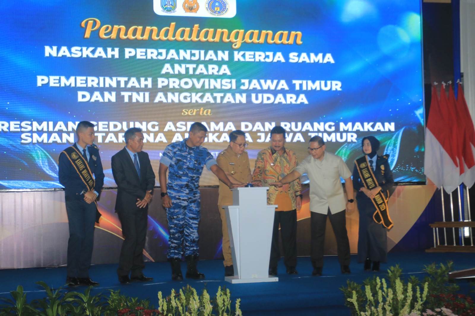 MOMEN: Pj Gubernur Jawa Timur Adhy Karyono (tengah) saat meresmikan asrama SMAN 3 Taruna Angkasa.&nbsp;(BAGAS BIMANTARA/RADAR MADIUN)