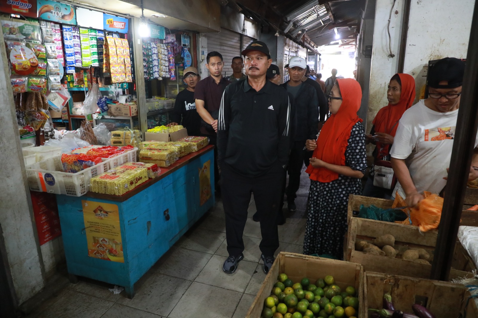 Wali Kota Maidi saat meninjau harga sembako di Pasar Sleko pada Senin (11/3/2024). (DISKOMINFO UNTUK RADAR MADIUN)