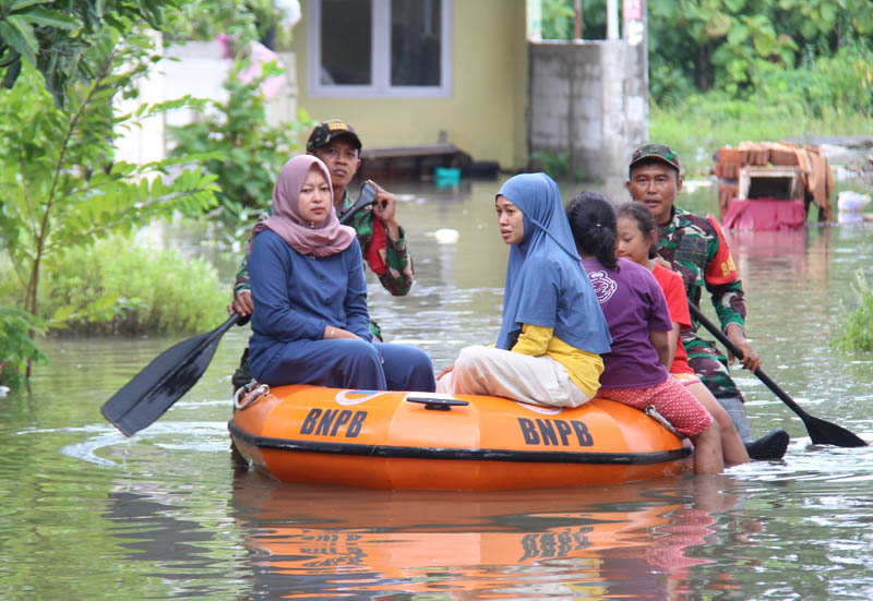 Ilustrasi Foto : Petugas TNI mengevakuasi warga terdampak bencana banjir.