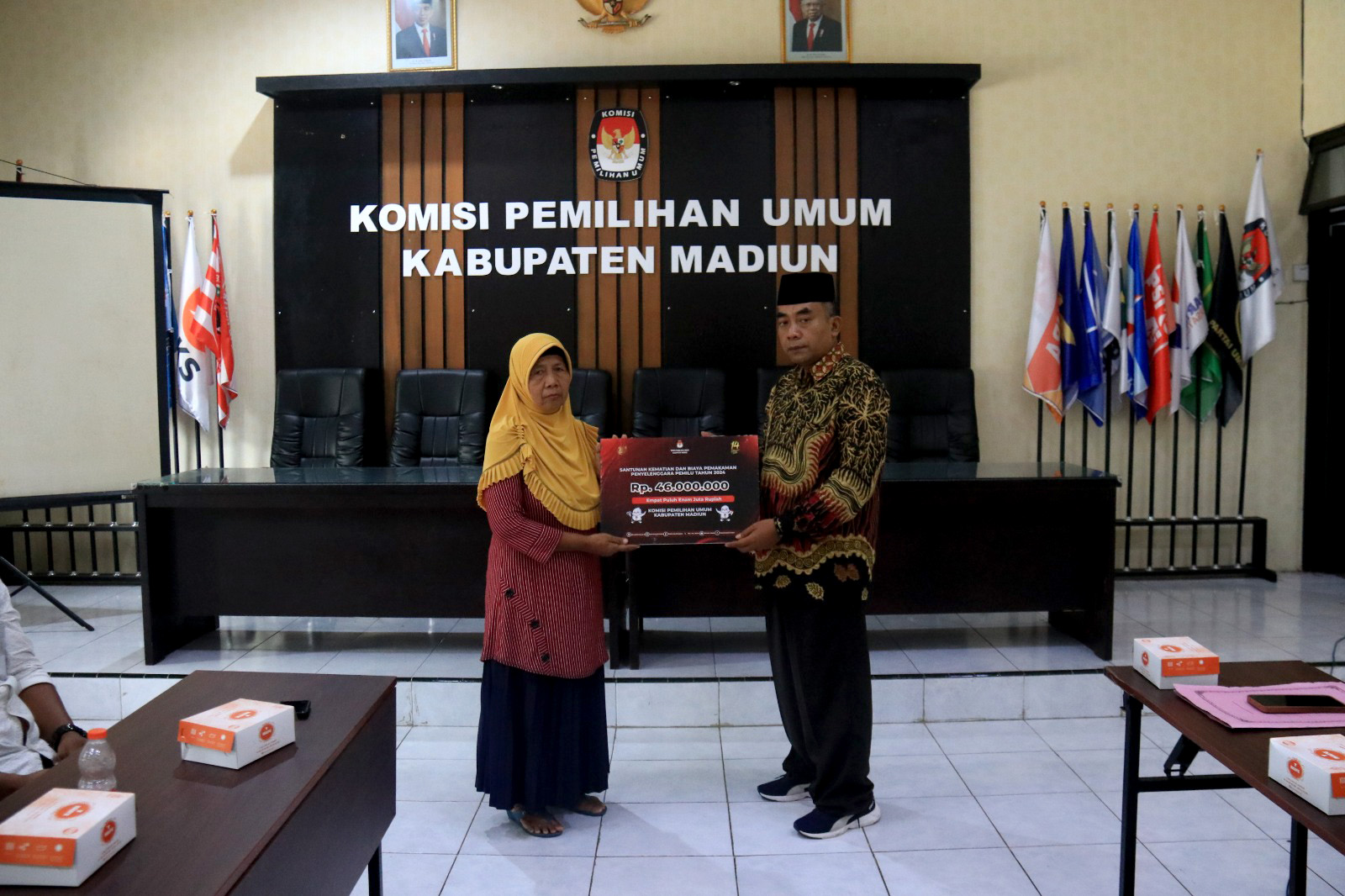 DUKA: Petugas dan ahli waris menerima santunan atas musibah selama pelaksanaan Pemilu 2024 di kantor KPU.&nbsp;(KPU KABUPATEN MADIUN)