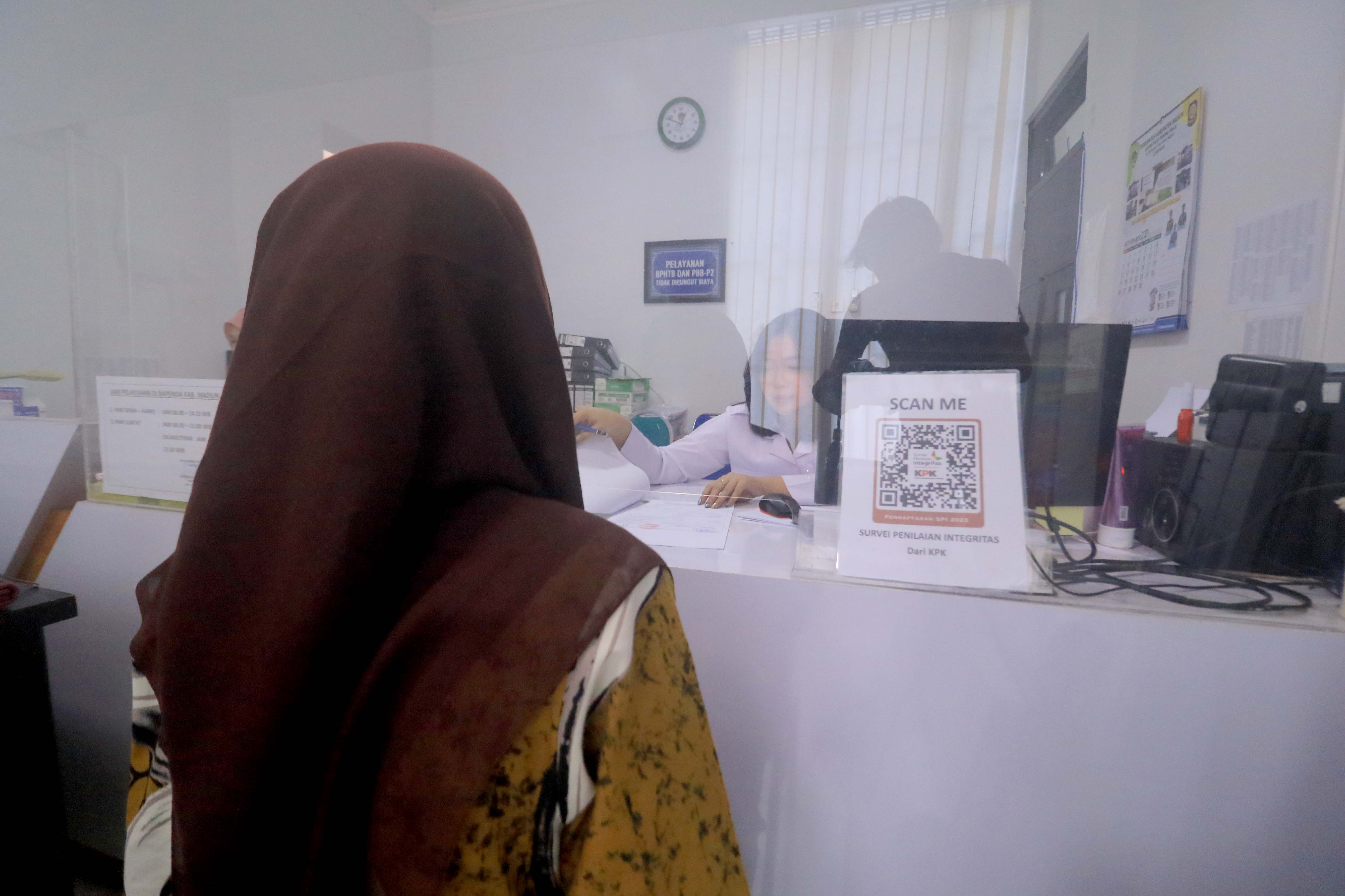ILUSTRASI: Warga membayar pajak daerah sektor PBB sesuai SPPT yang dikirimkan Bapenda Kabupaten Madiun kepada wajib pajak. (R. BAGUS RAHADI/RADAR MADIUN)