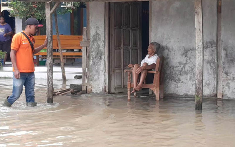 LEBIH WASPADA : Banjir yang menggenangi sejumlah wilayah di Ngawi merendam rumah dan lahan pertanian warga.