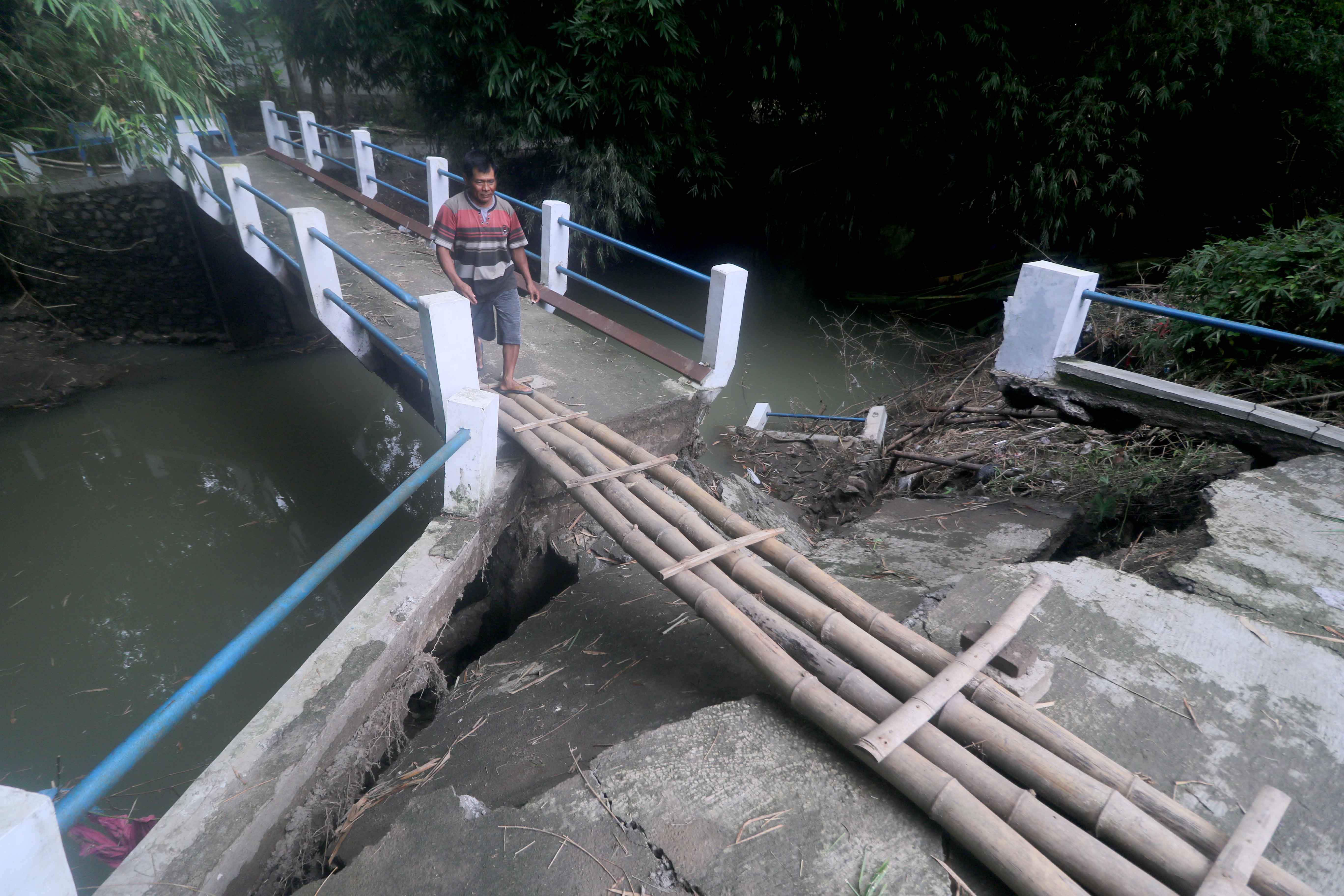 AMBROL: Kondisi Jembatan Kenep di Dusun Kenep, Desa Sumbersari, Saradan ambrol setelah diterjang banjir Minggu (10/3) lalu. (R. BAGUS RAHADI/RADAR MADIUN)