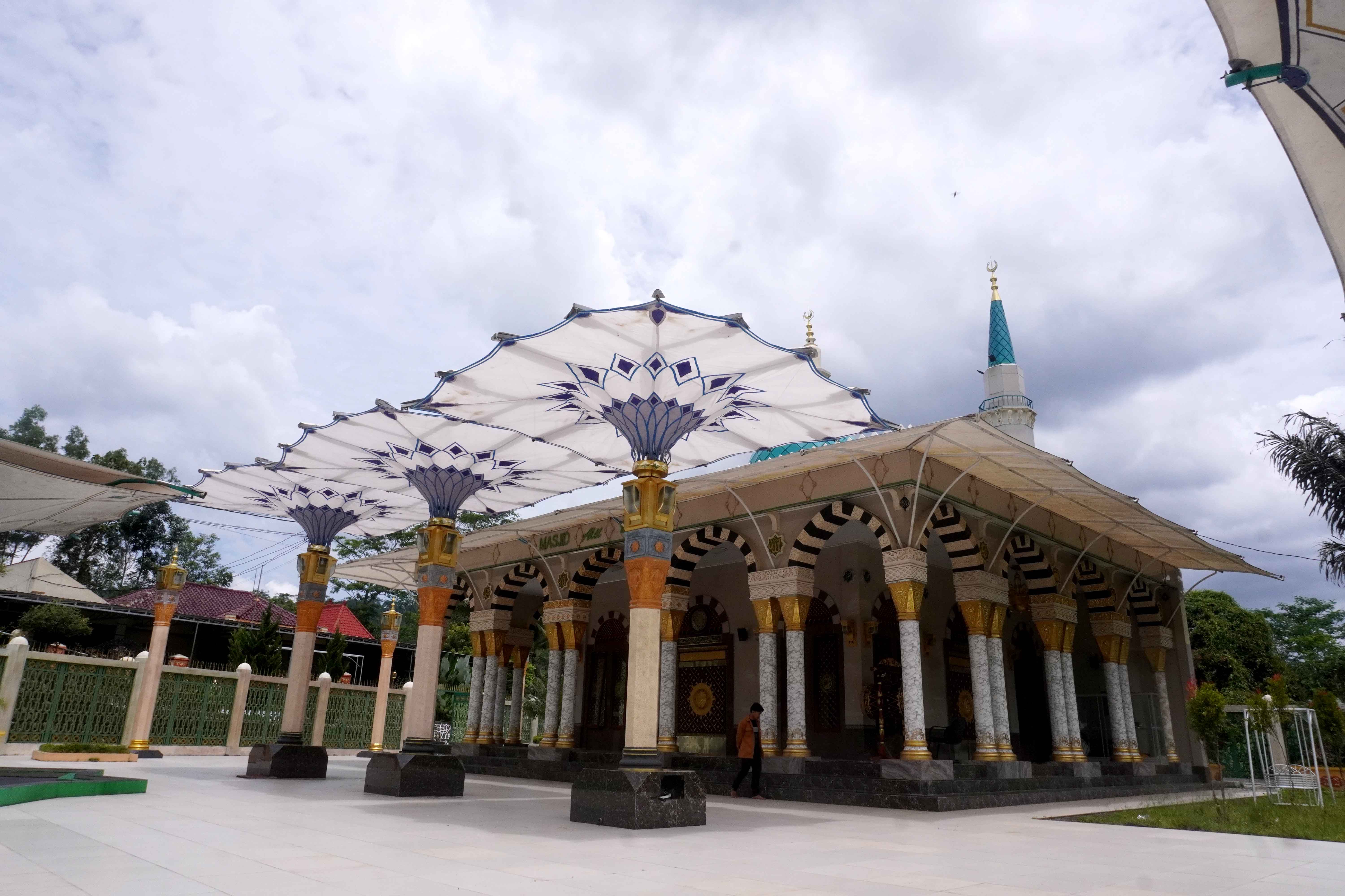 BAK MINIATUR: Masjid Alet Bandulan, Ploso, Punung, Pacitan, yang dibangun mirip Masjib Nabawi, Madinah, Arab Saudi.&nbsp;(NUR CAHYONO/RADAR PACITAN)