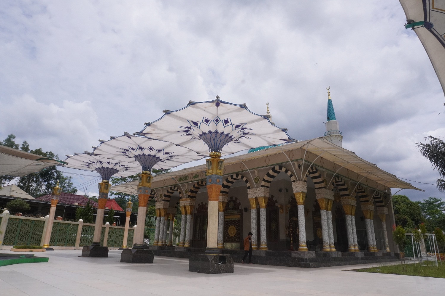 KAYA MINIATUR: Masjid Alet Bandulan, Pacitan, sing memper Masjib Nabawi, Madinah, Arab Saudi.  (NUR CAHYONO/RADAR PACITAN)