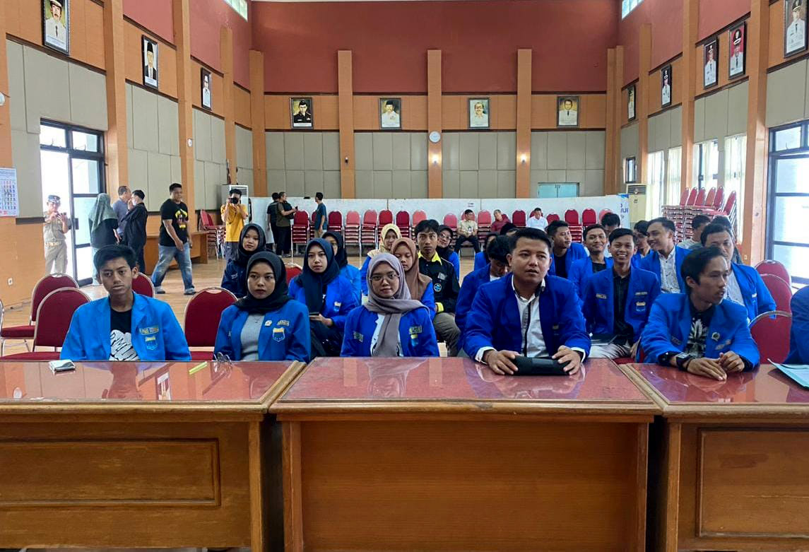 BIKIN KECEWA: Kehadiran para aktivis PMII di gedung DPRD Pacitan, Jumat (15/3) hanya diterima anggota komisi 4.&nbsp;(NUR CAHYONO/RADAR PACITAN)