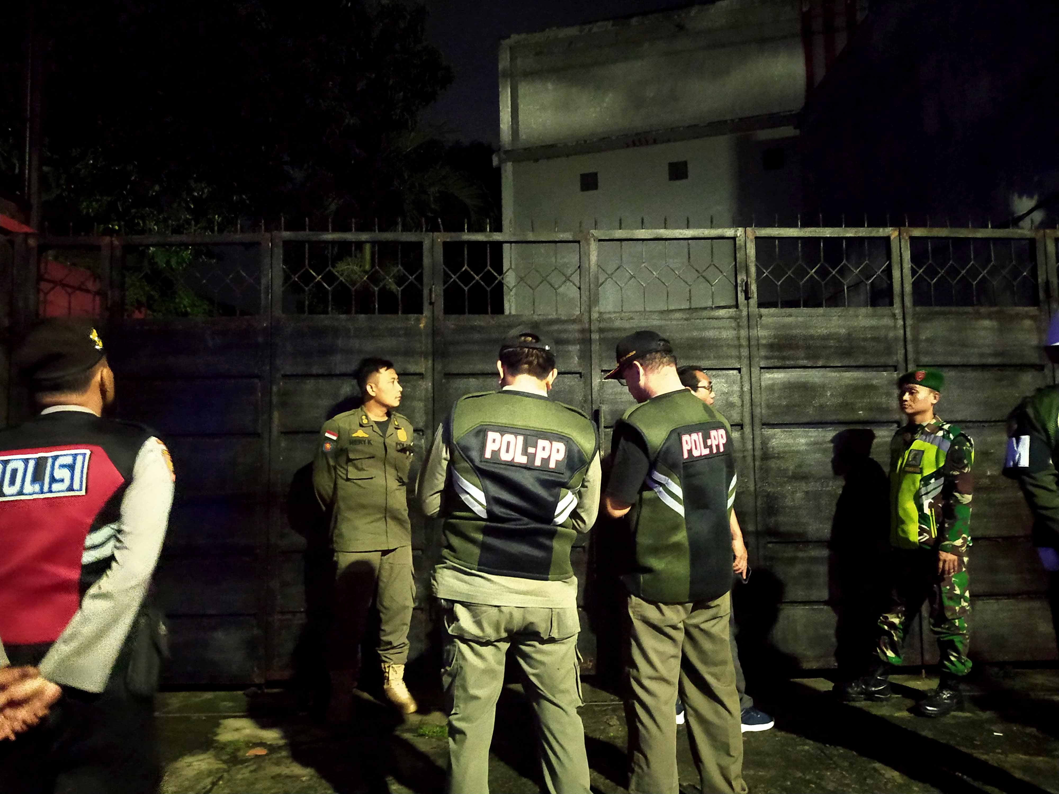 WASPADA: Petugas gabungan dari Satpol PP, TNI-Polri dan kejaksaan memeriksa Suzana Karaoke yang ditengarai masih beroperasi saat Ramadan pada Kamis malam (14/3) lalu. (ANGGIYAN BAYU/RADAR MADIUN)