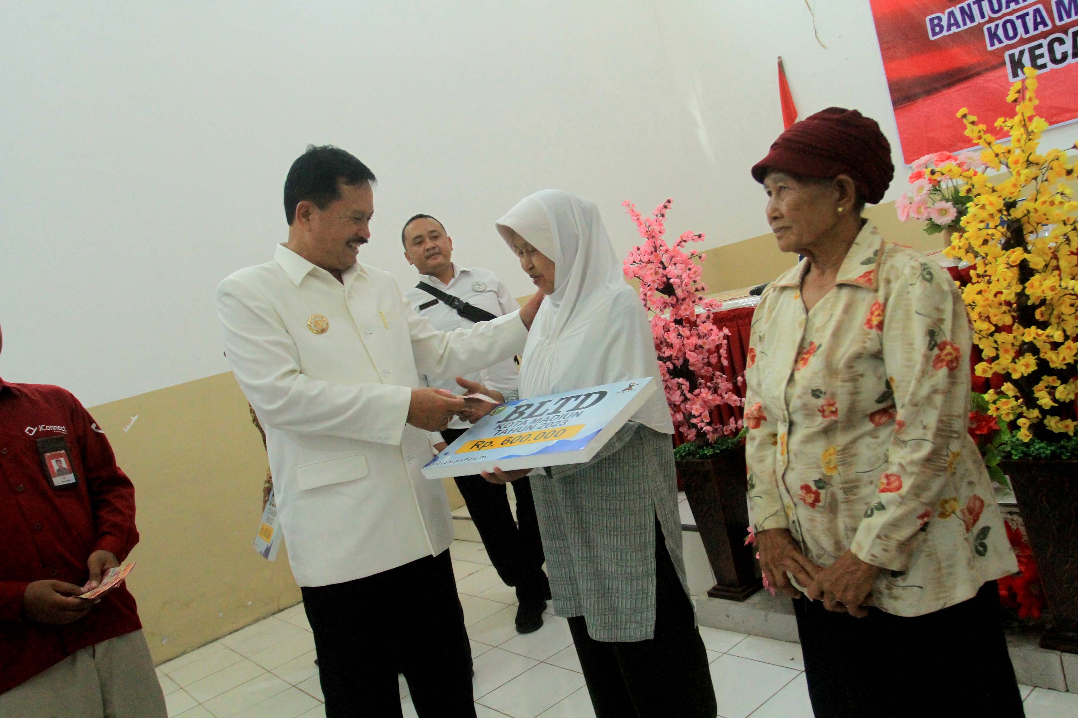 BANSOS: Pemkot Madiun menggulirkan BLTD bagi warga kurang mampu yang terdaftar dalam DTKS. Kuota penerima jenis bantuan tersebut tahun ini meningkat. (DOK&nbsp;RADAR MADIUN)