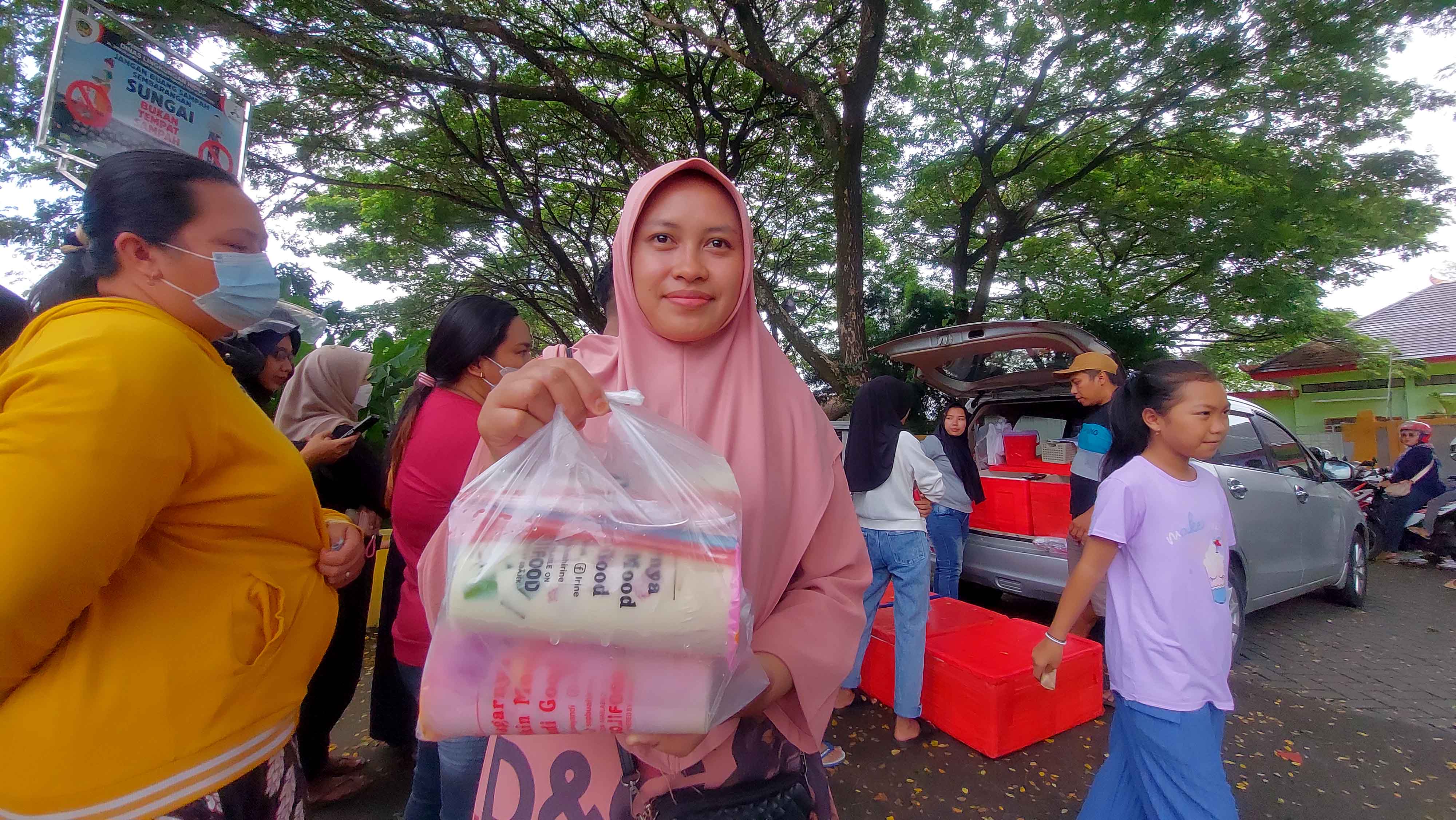 BERBURU TAKJIL: Warga rela antre panjang dan lama demi takjil untuk berbuka puasa berupa sop buah, salad buah, dan bakaran. (DIAN RAHAYU/RADAR MADIUN)