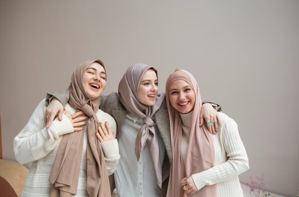 Ilustrasi perempuan muslim bahagia (FREEPIK)