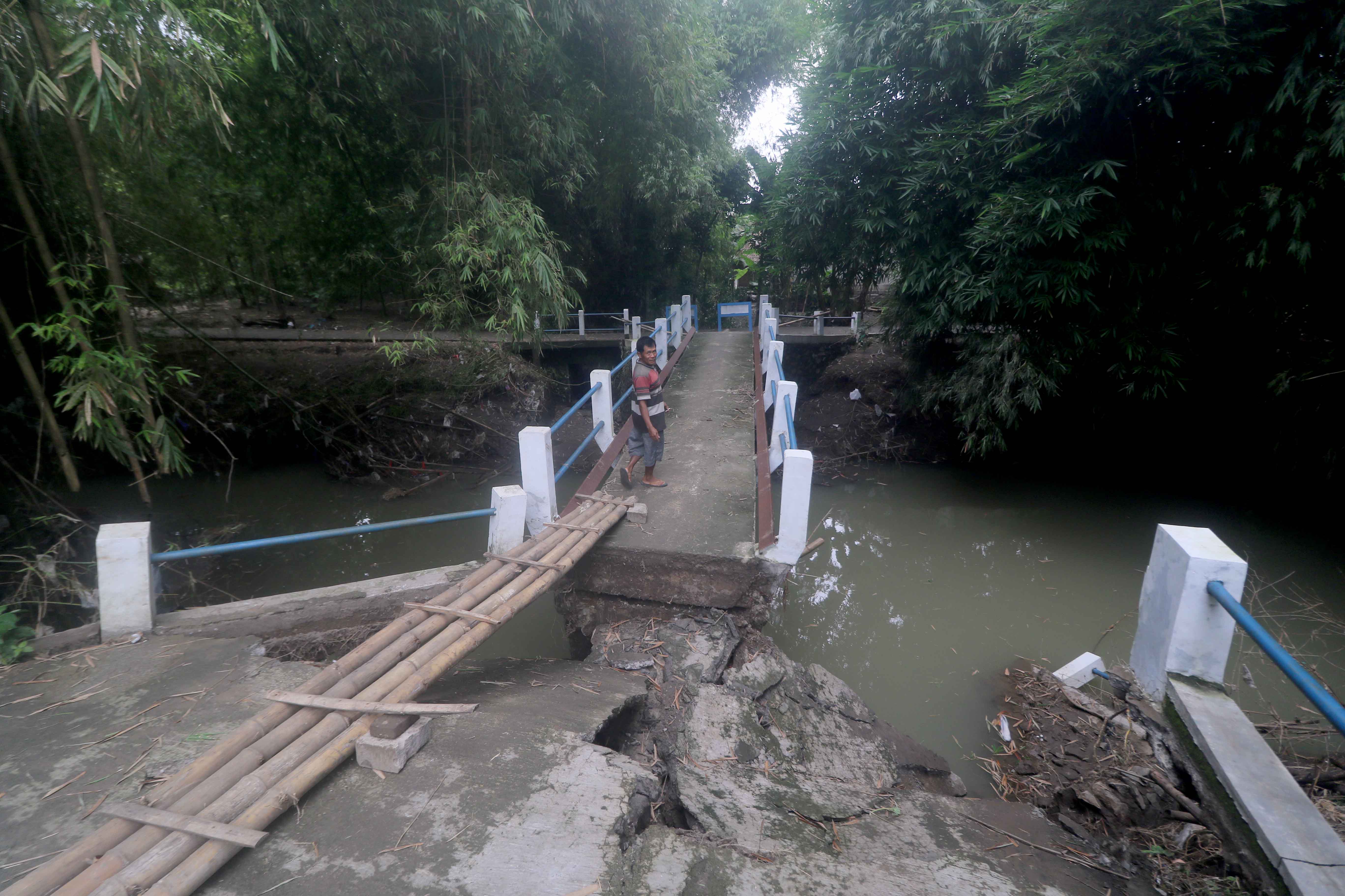 SUDAH DIINVENTARISIR: Jembatan Kenep di Desa Sumbersari, Kecamatan Saradan yang putus akibat diterjang banjir pada Minggu (10/3) lalu. (BAGUS RAHADI/RADAR MADIUN)