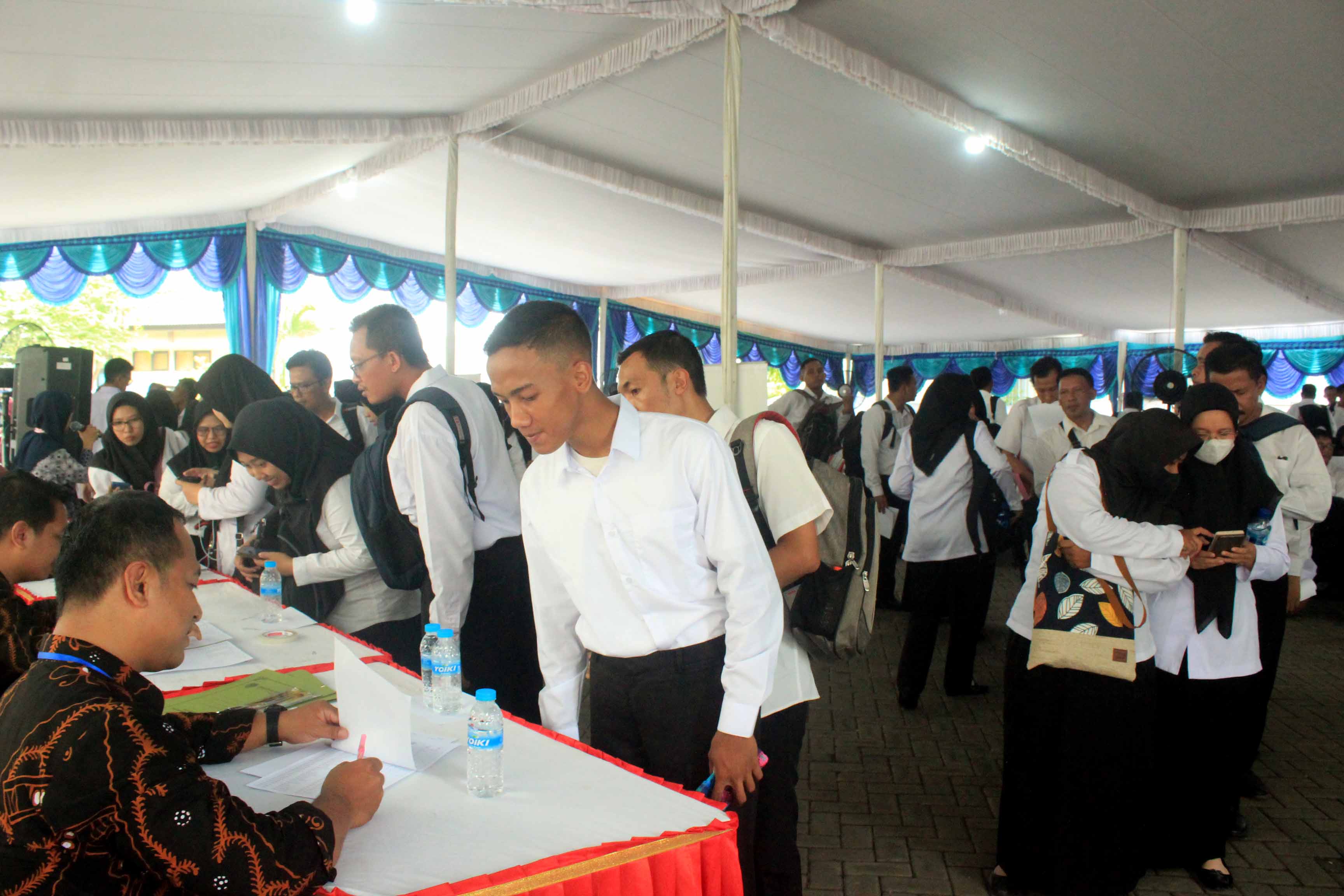TUNGGU: Para calon PPPK yang dinyatakan lolos masih harus menunggu nomor induk yang saat ini diproses BKN. (DOKUMEN RADAR MADIUN)